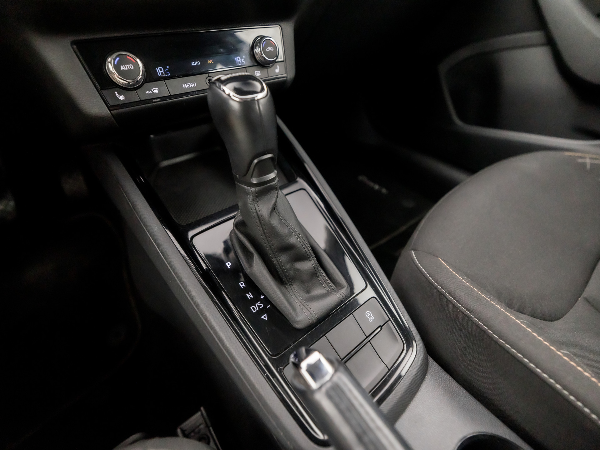 Škoda Kamiq 1.0 TSI Ambition Sport Automaat (APPLE CARPLAY, GROOT NAVI, CLIMATE, GETINT GLAS, STOELVERWARMING, SPORTSTOELEN, PARKEERSENSOREN, GETINT GLAS, NIEUWSTAAT)