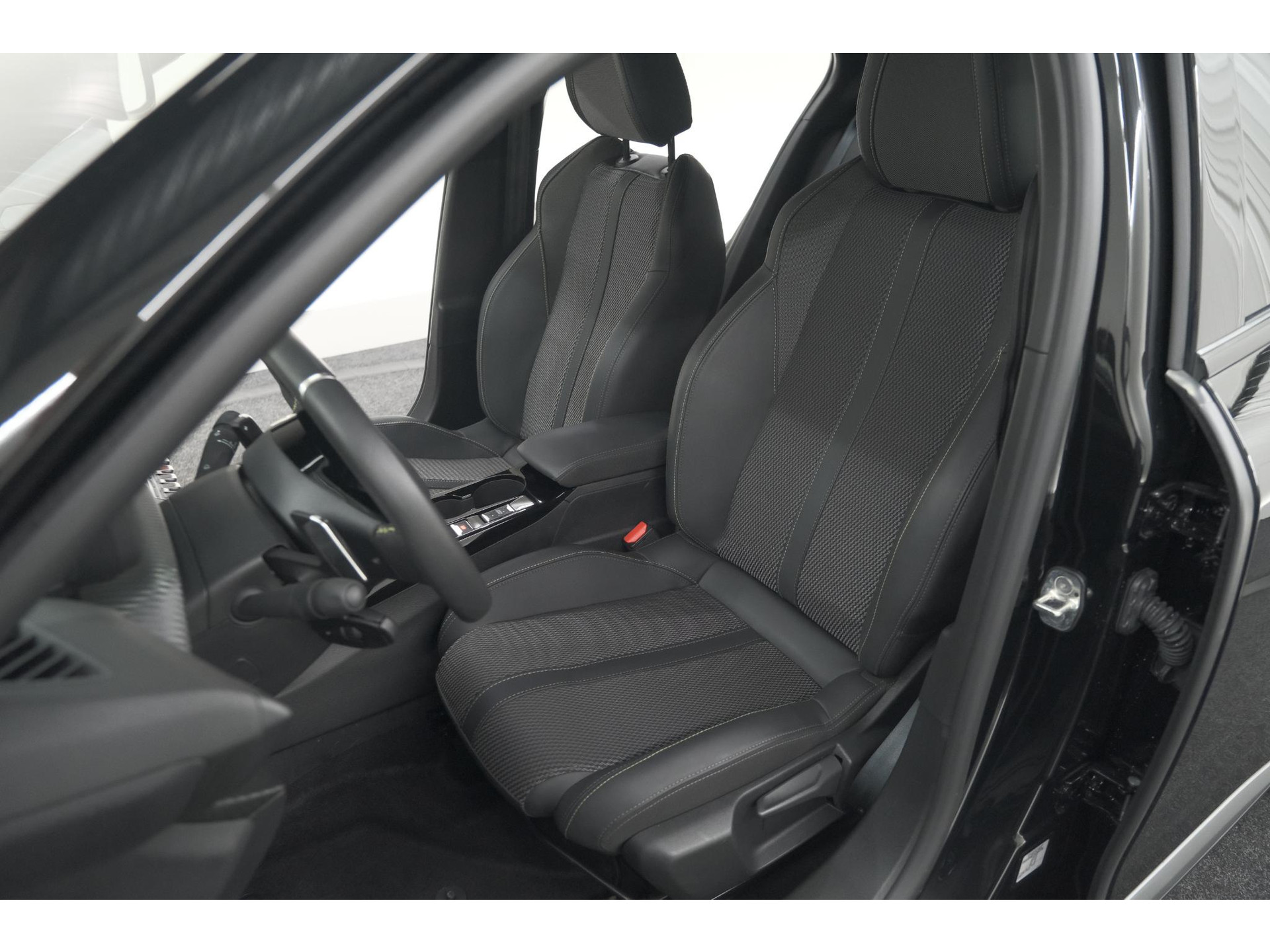 Peugeot 2008 PureTech 130 EAT8 GT | Camera | Parkeersensoren | Apple Carplay