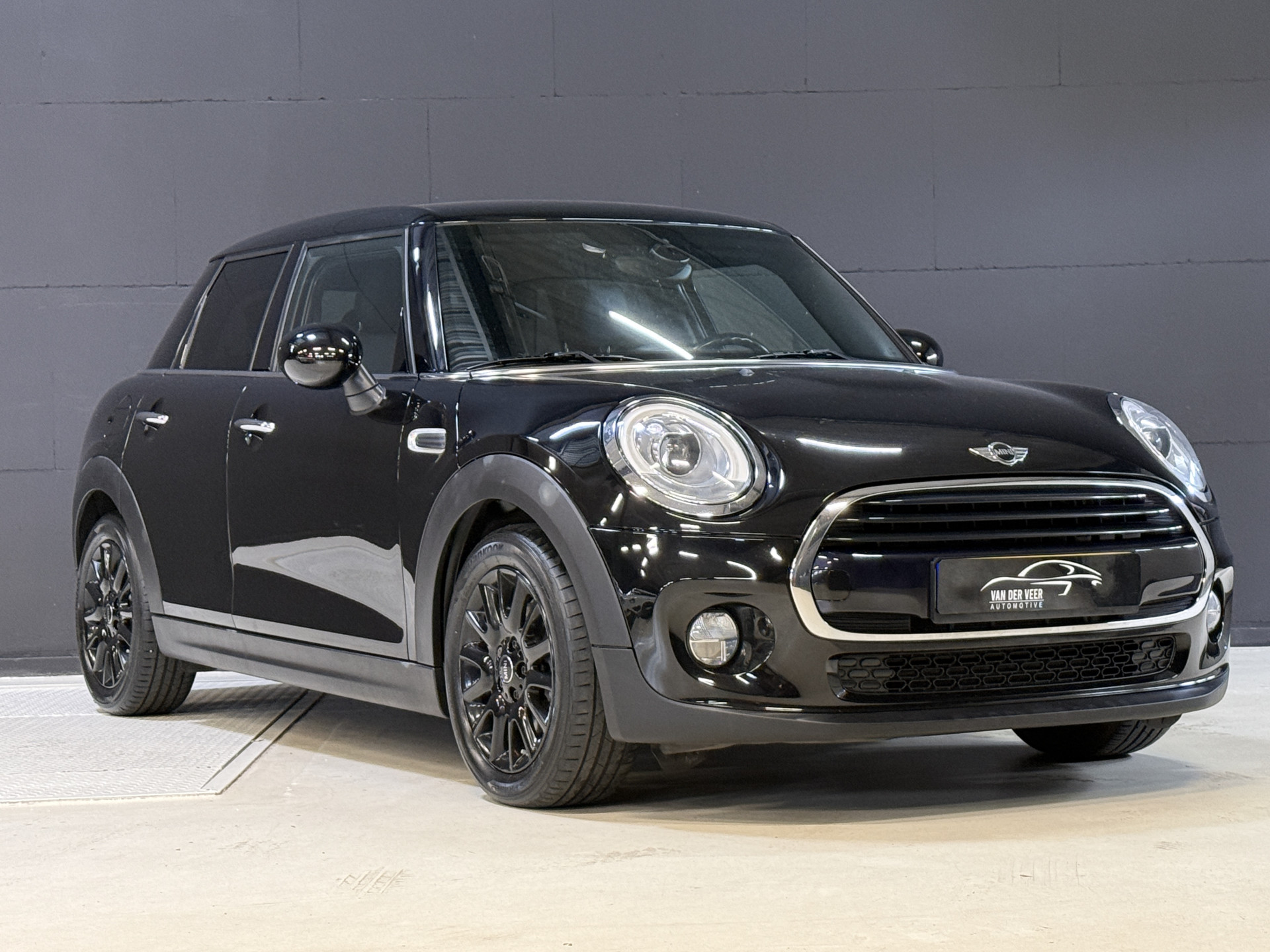 MINI 5-Deurs 1.5 Cooper Chili Serious Business | Stoelverwarming | Sportstoelen | Clima | Cruise