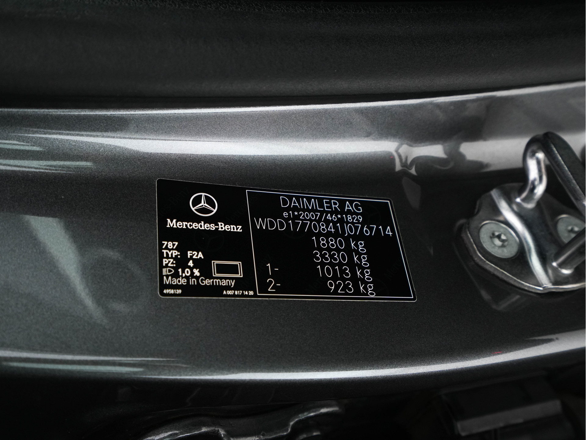 Mercedes-Benz A-klasse 180 Advantage Style-Pack (INCL-BTW) Aut. *WIDESCREEN-DIGI-COCKPIT | LEATHER-MICROFIBRE | CAMERA | NAVI-FULLMAP | ECC | PDC | CRUISE | CARPLAY | HEATED-SPORTSEATS | CARBON-INLAY | DAB | SHIFT-PADDLES | 16"ALU*