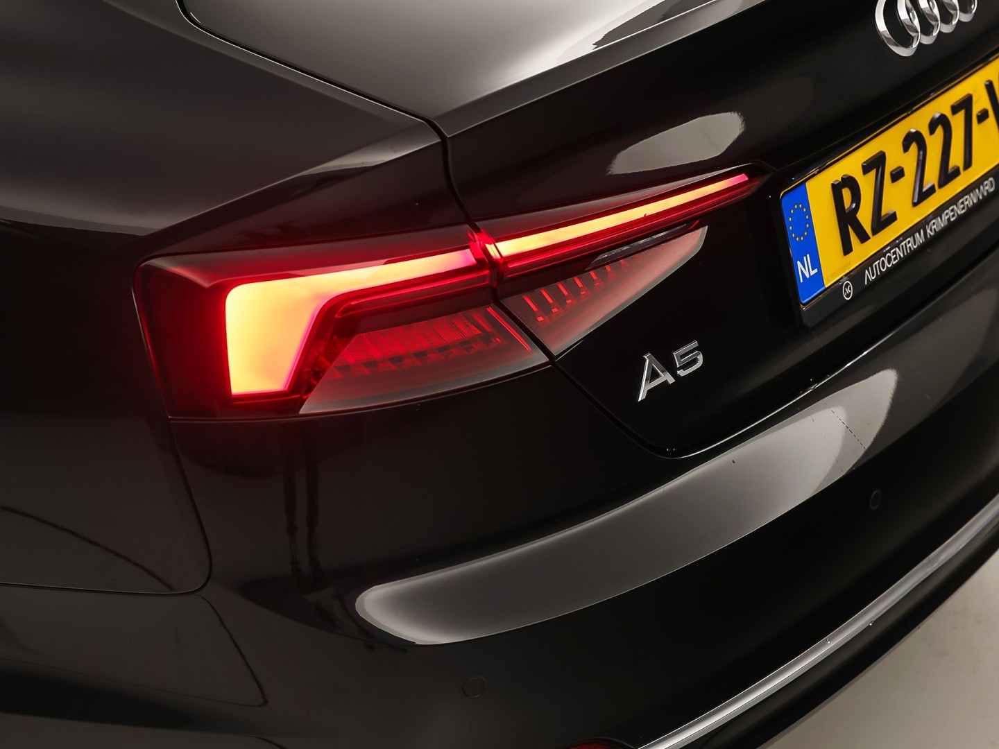 Audi A5 Sportback 2.0 TFSI S-Line Sport 190Pk Automaat (2X S-LINE, VIRTUAL COCKPIT, GROOT NAVI, PLAT SPORTSTUUR, LEDER, STOELVERWARMING, SPORTSTOELEN, GETINT GLAS, PARKEERSENSOREN, NIEUWSTAAT)