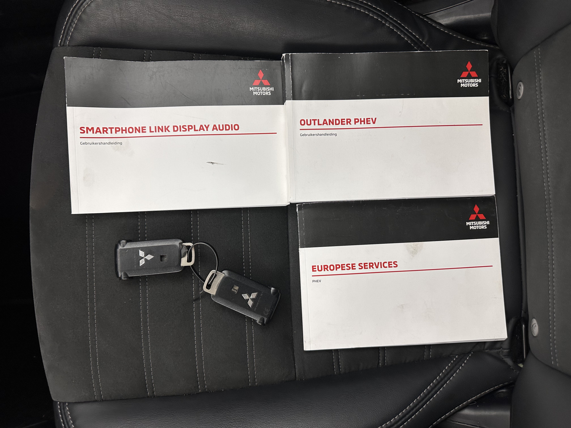 Mitsubishi Outlander 2.4 PHEV Intense AWD (Plug-in) (INCL-BTW) *LEATHER-ALCANTARA | FULL-LED | KEYLESS | BLINDSPOT | CAMERA | HEATED-COMFORTSEATS | ECC | SHIFTPADDLES | PDC | CRUISE | PRIVACYGLASS | DAB | TOWBAR | CARPLAY | 18''ALU*