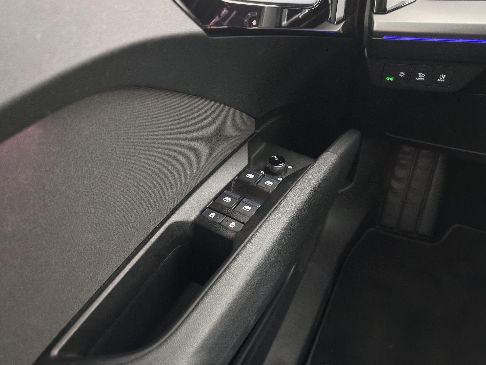 Audi Q4 e-tron 40 Launch edition Advanced Plus 77 kWh [3-Fase] {SOH-93%} (INCL-BTW) *HEATPUMP | ADAPT-CRUISE | MATRIX-LED | NAVI-FULLMAP | KEYLESS | CAMERA | DIGI-COCKPIT | DAB | AMBIENT-LIGHT | HEATED-SPORTSEATS | SHIFT-PADDLES | PRIVACY-GLASS | 19''ALU*