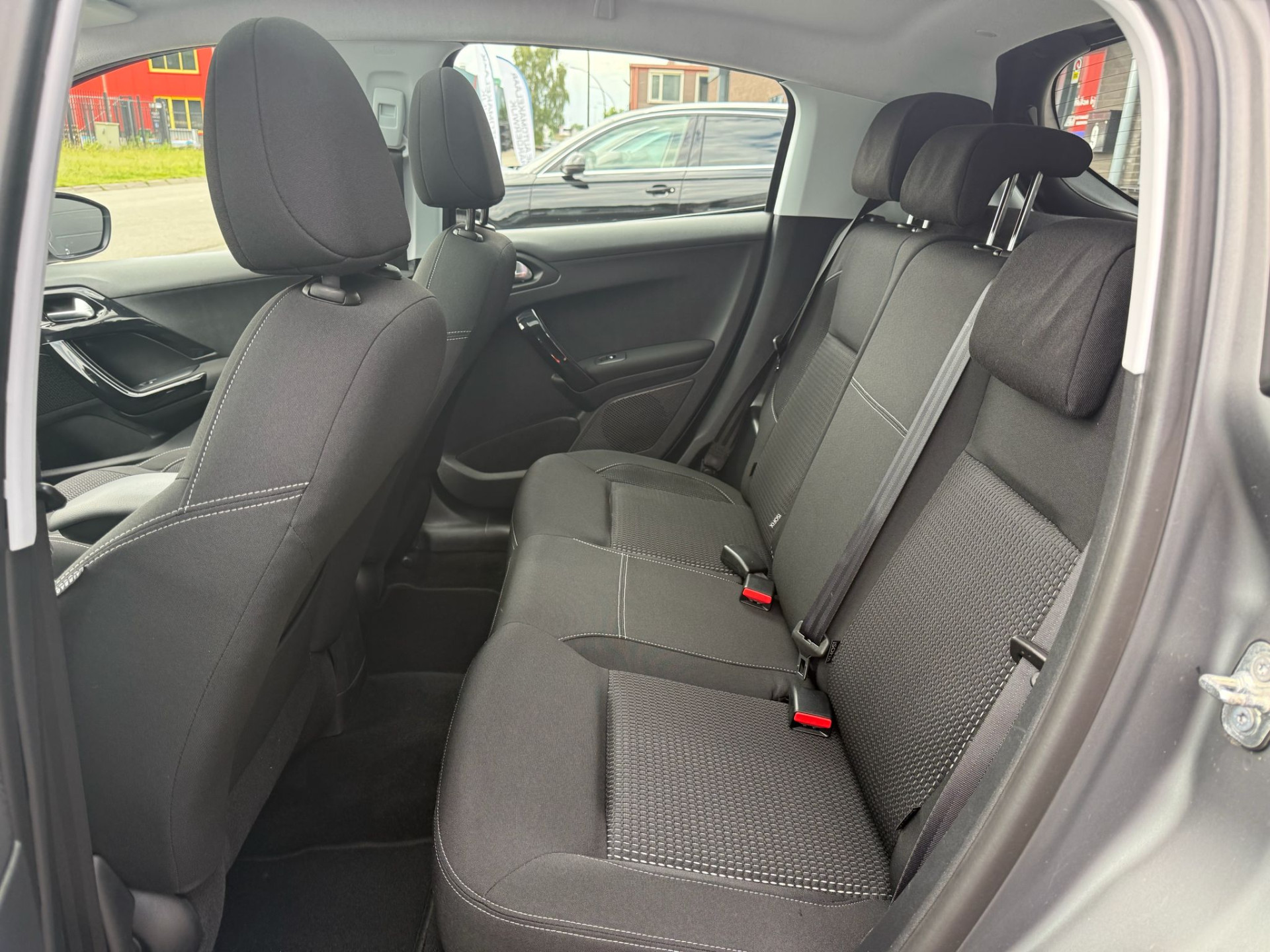 Peugeot 208 1.2 110PK Allure | 2E EIGENAAR | 3/6/12MND GARANTIE | PANO | DAB | CARPLAY | NAVI | CRUISE | JBL | AIRCO | TREKHAAK | MAT |