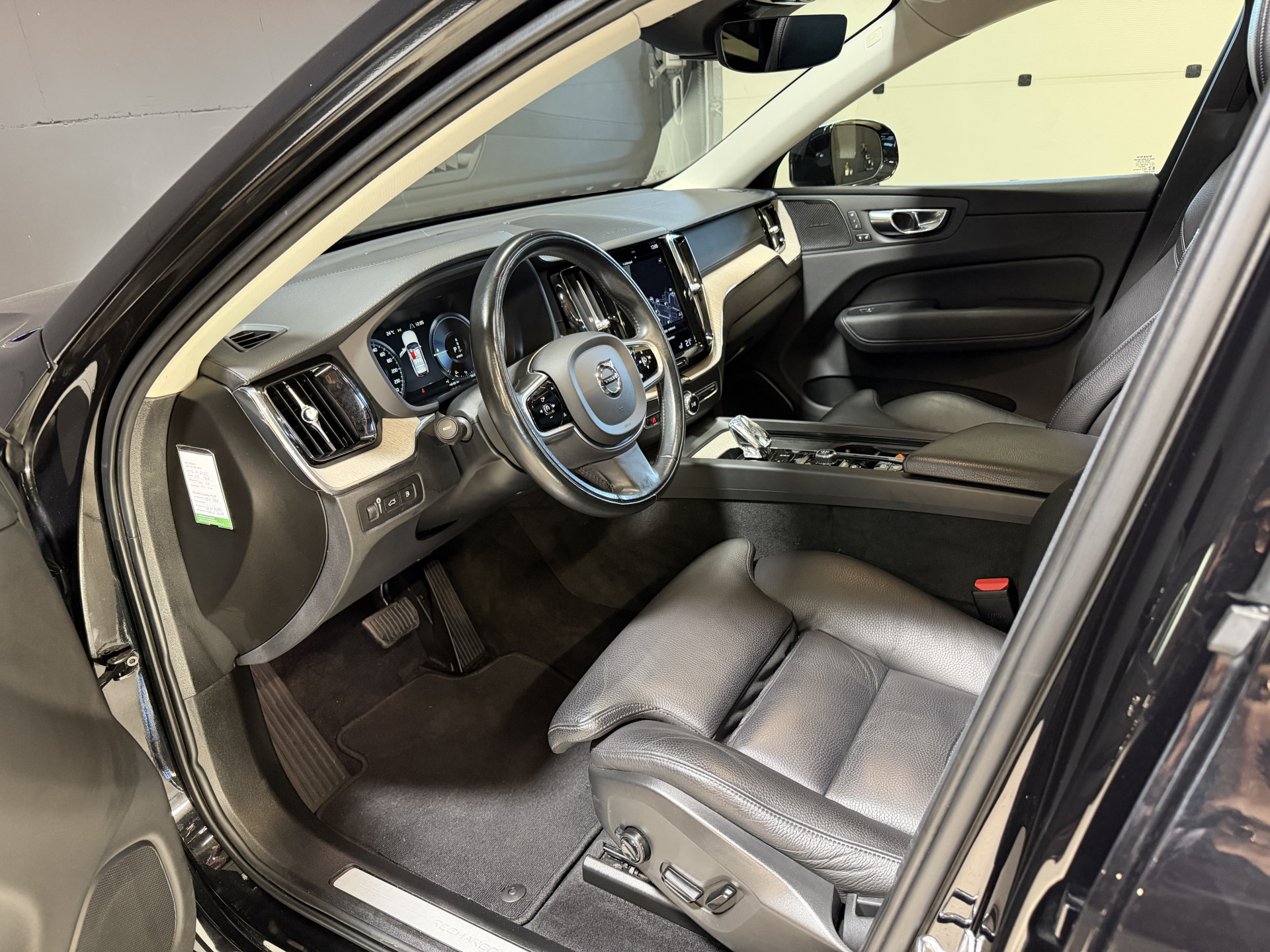 Volvo XC60 2.0 Recharge T8 AWD Inscription | Panoramadak | Elektr. trekhaak | Harman/Kardon | Camera | Stoel/stuurverwarming | Adapt. cruise