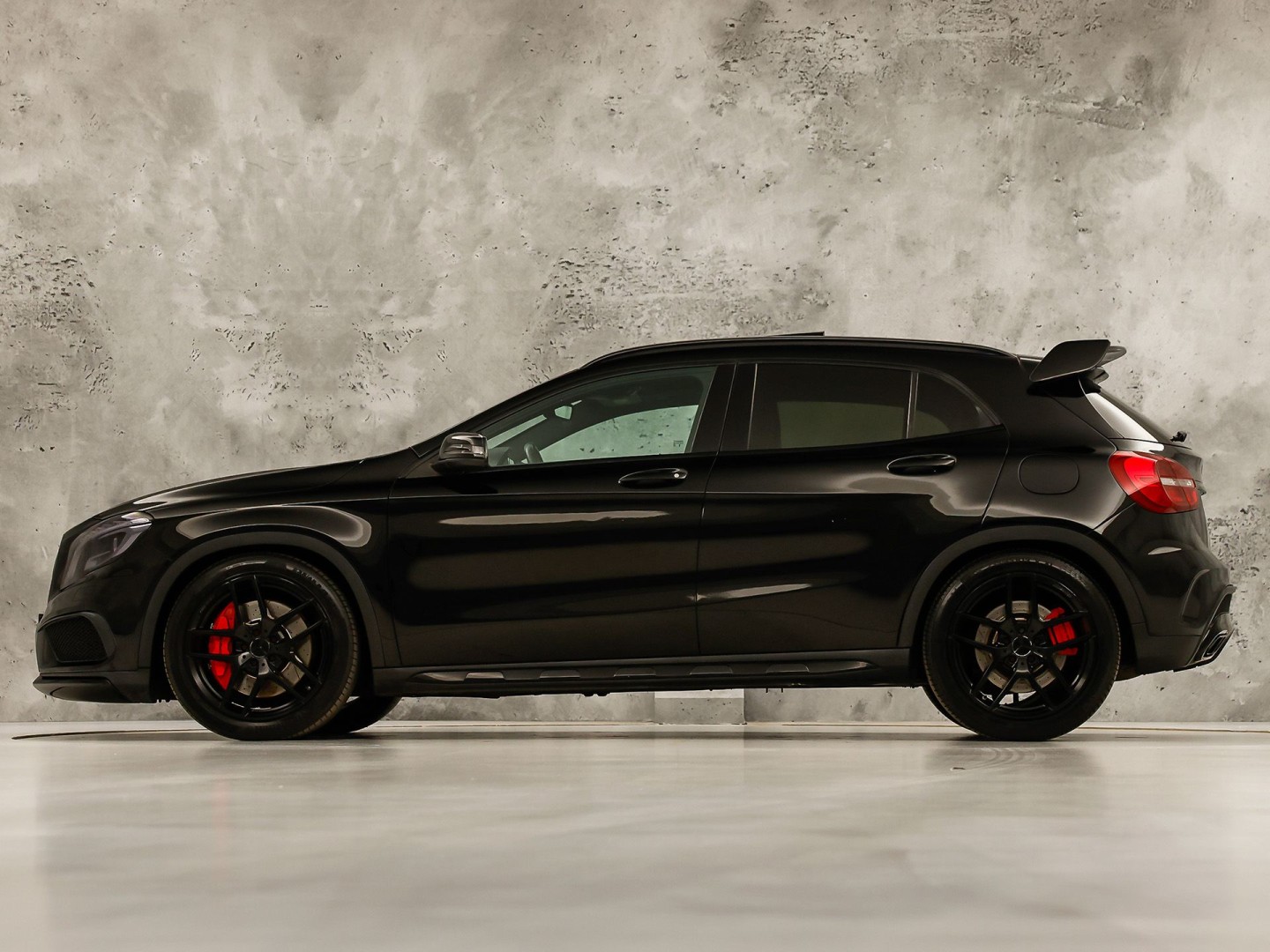 Mercedes-Benz GLA AMG 45 4MATIC Automaat 360Pk (PANORAMAKDAK, NAVIGATIE, MEMORY SEATS, KUIPSTOELEN, STOELVERWARMING, SPOILER, NIEUWE APK, NIEUWSTAAT)