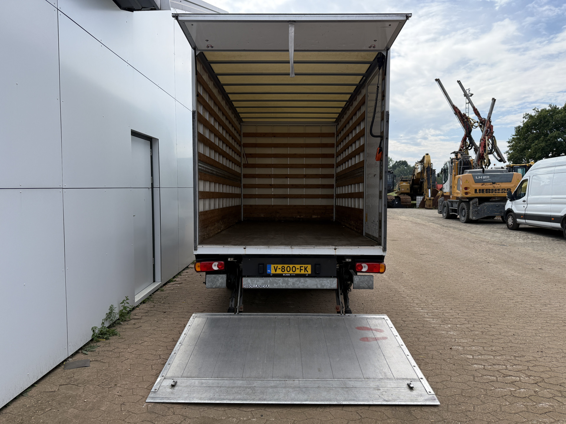 Peugeot Boxer 2.0 130PK Bakwagen Laadklep Nieuwe Distributieriem Navigatie Camera Airco Zijdeur Meubelbak Koffer