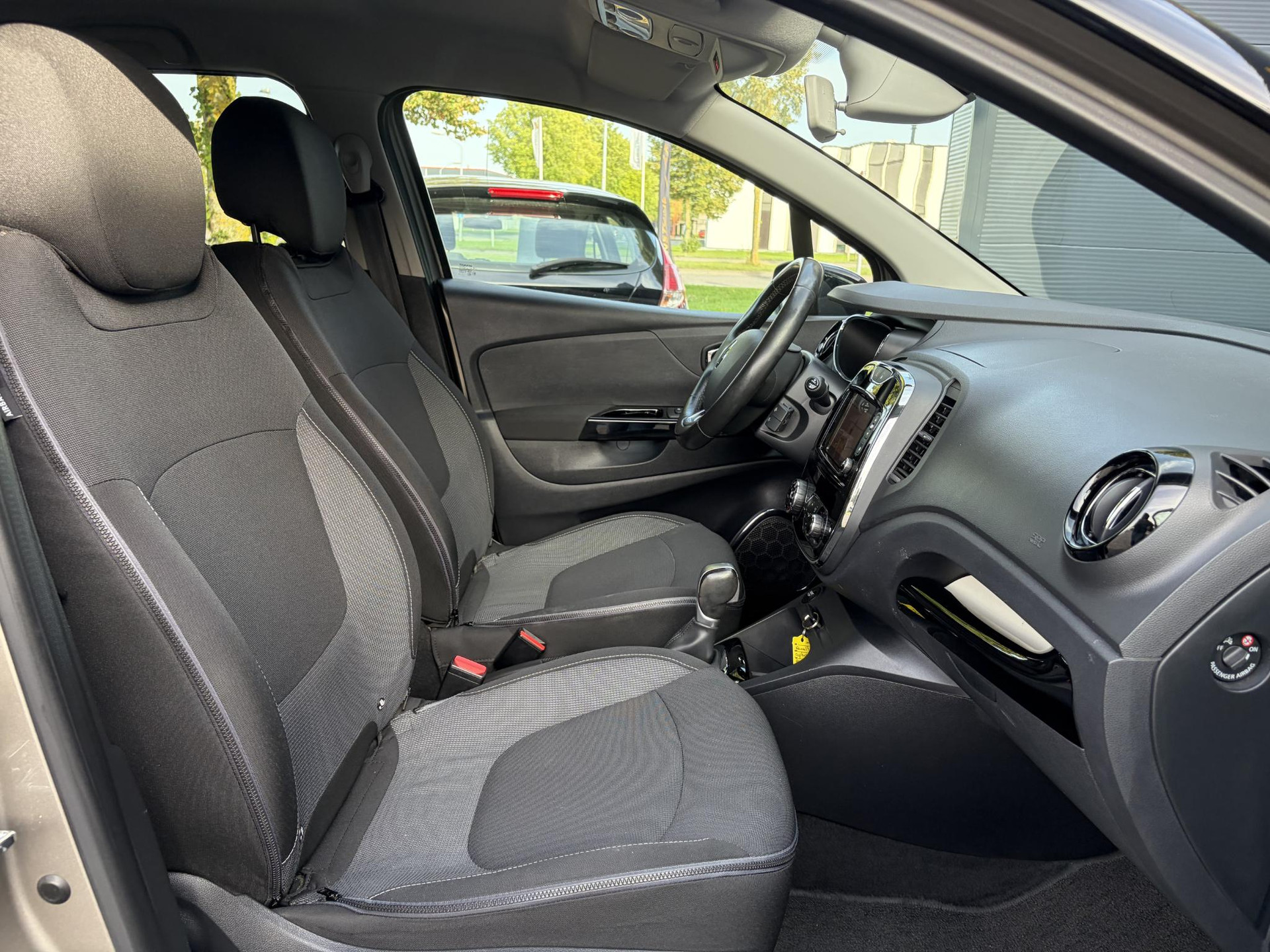 Renault Captur 1.2 TCe Dynamique ✓Navi✓Trekhaak✓Keyless✓Clima✓Cruise✓Dealer Onderhouden✓Automaat✓120pk✓Lm velgen✓Pdc✓N.A.P✓Apk tot 06-2027