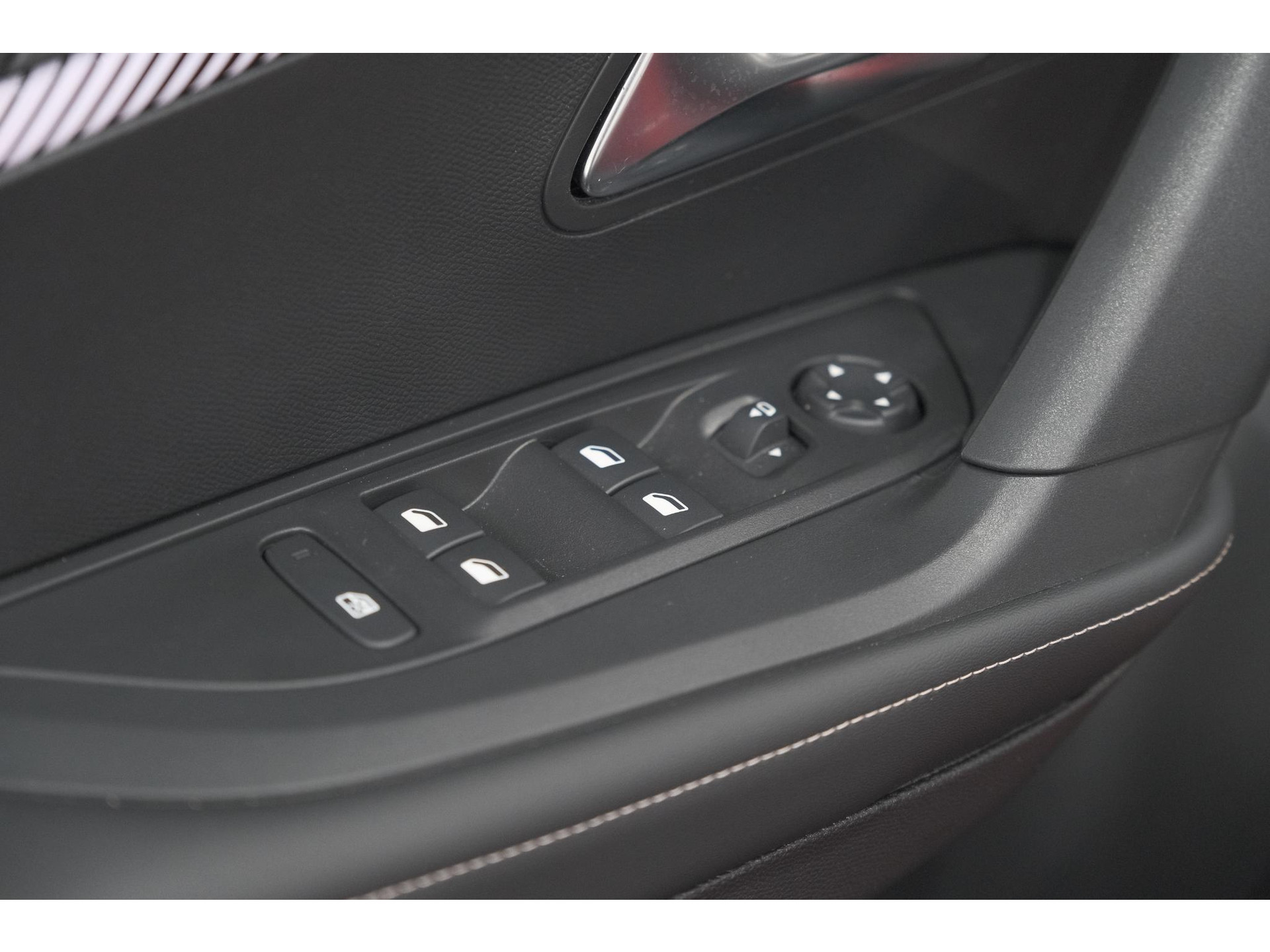 Peugeot 2008 1.2 Hybrid 145 Allure | 360 Camera | Adaptieve Cruise Control | Dodehoekdetectie | Apple Carplay