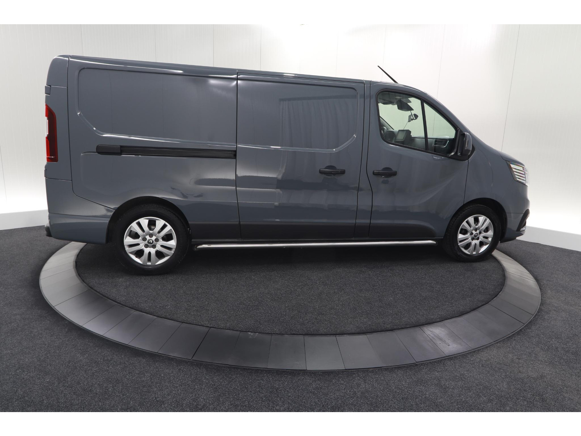 Renault Trafic 2.0 dCi 110 T30 L2H1 Work Edition | Trekhaak | Camera | Navigatie | Sidebars | Betimmering Laadruimte