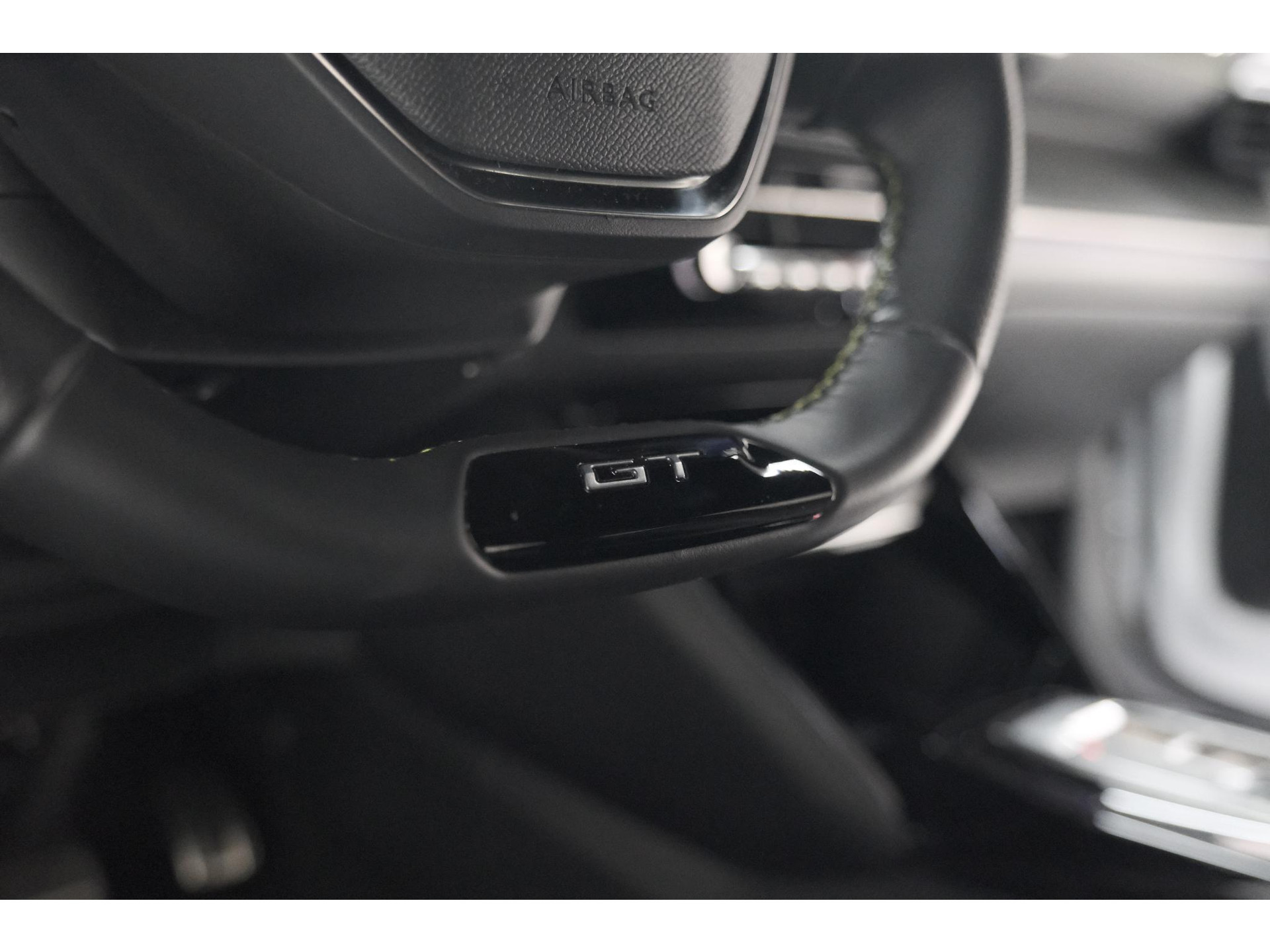Peugeot 2008 PureTech 130 EAT8 GT | 360 Camera | Stoelmassage | Adaptieve Cruise Control | Dodehoekdetectie