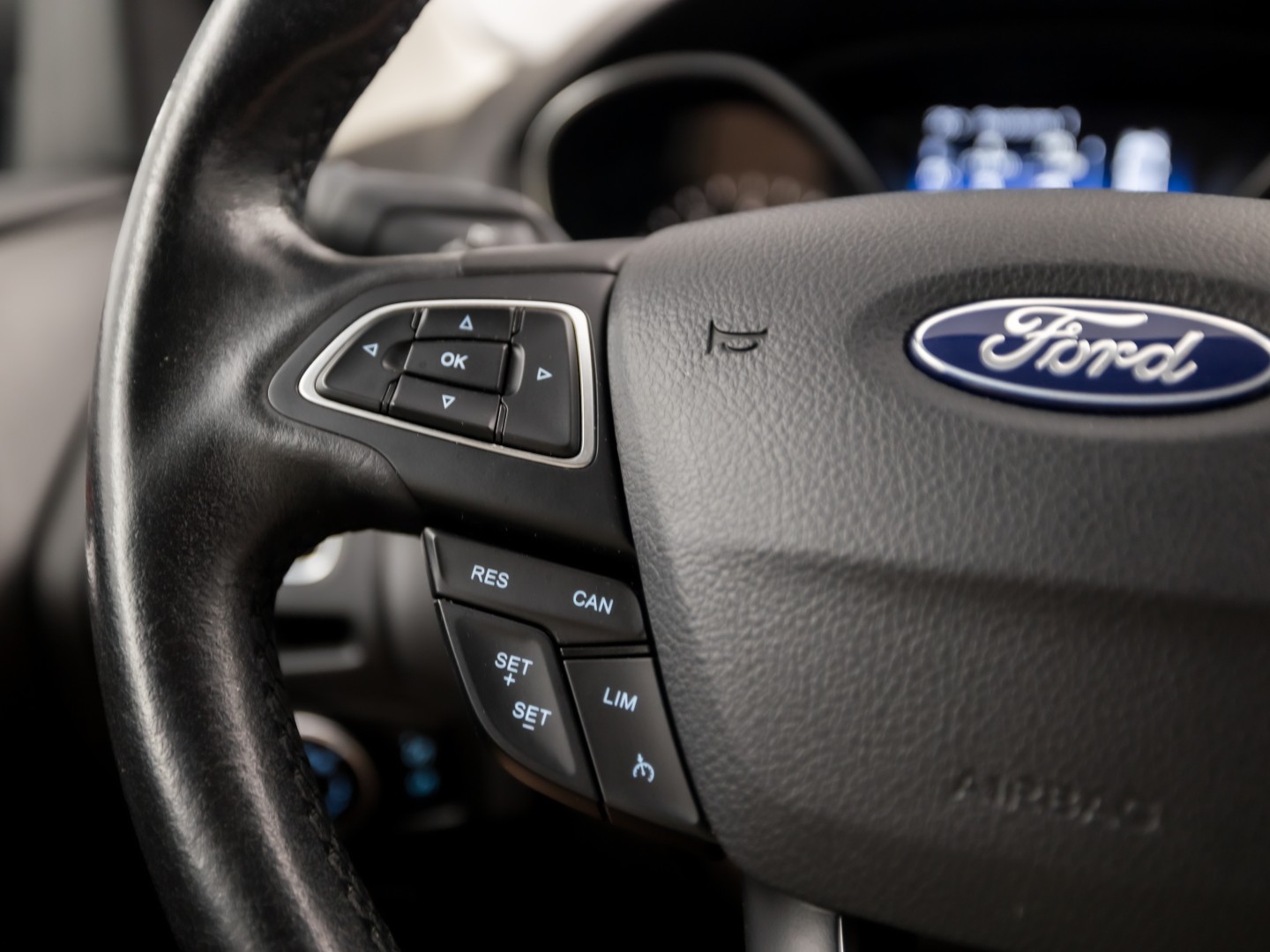 Ford Focus Wagon 1.0 Titanium Sport (APPLE CARPLAY, NAVIGATIE, CLIMATE, GETINT GLAS, SPORTSTOELEN, KEYLESS, PARKEERSENSOREN, NIEUWE APK, NIEUWSTAAT)