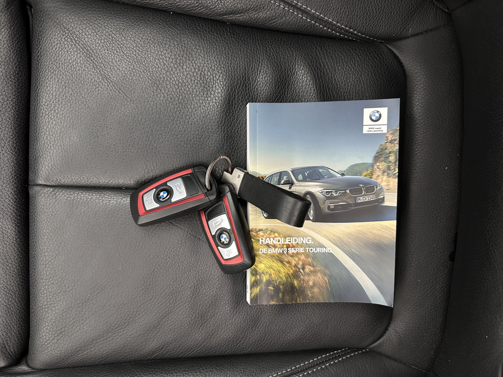 BMW 3-serie Touring 320d EDE Executive Aut. *PANO | LEATHER | FULL-LED | DIGI-COCKPIT | HEATED-SPORTSEATS | NAVI-FULLMAP | PRIVACY-GLASS | ECC | KEYLESS | LANE-ASSIST | PDC | CRUISE | TOWBAR | 18''ALU*