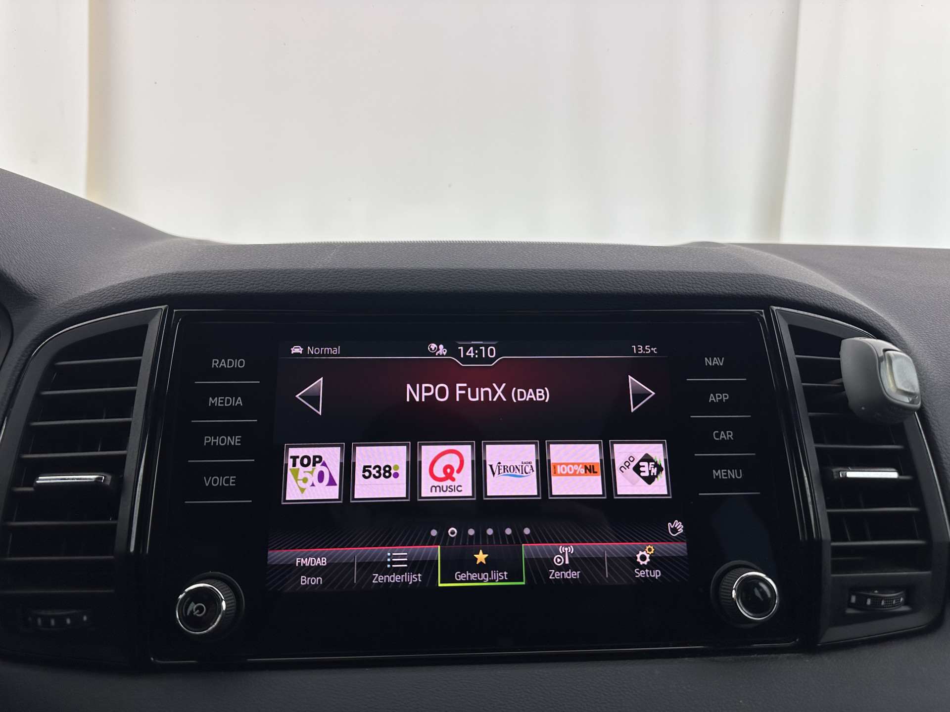 ŠKODA Karoq 1.5 TSI ACT Sportline Business (INCL-BTW) Aut. *PANO | DIGI-COCKPIT | FULL-LED | ADAPTIVE-CRUISE | CANTON-AUDIO | BLINDSPOT | HEATED-SPORTSEATS | CAMERA | AMBIENTLIGHT | NAVI-FULLMAP | KEYLESS | DAB+ | TOWBAR | PRIVACYGLAS