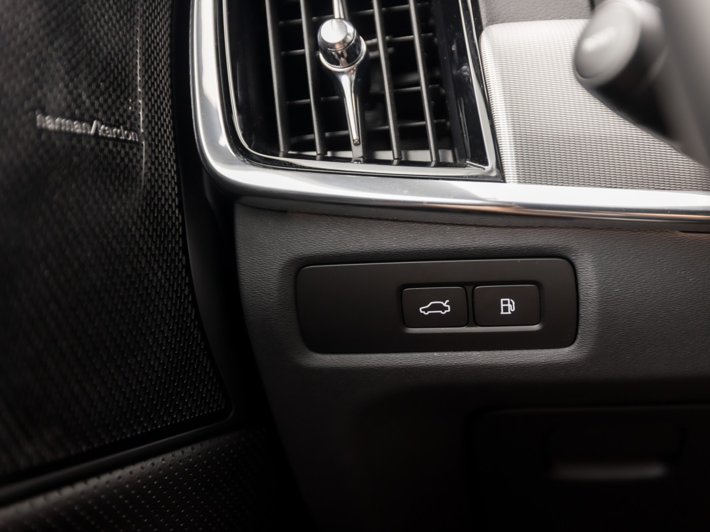 Volvo V90 2.0 T6 Plug-in hybrid AWD Ultimate Dark 350Pk Automaat (PANORAMADAK, HARMAN/KARDON, LUCHTVERING, MEMORY SEATS, 360 CAMERA, HEAD-UP DISPLAY, STUUR/STOELVERWARMING, ZWART HEMEL, NIEUWSTAAT)