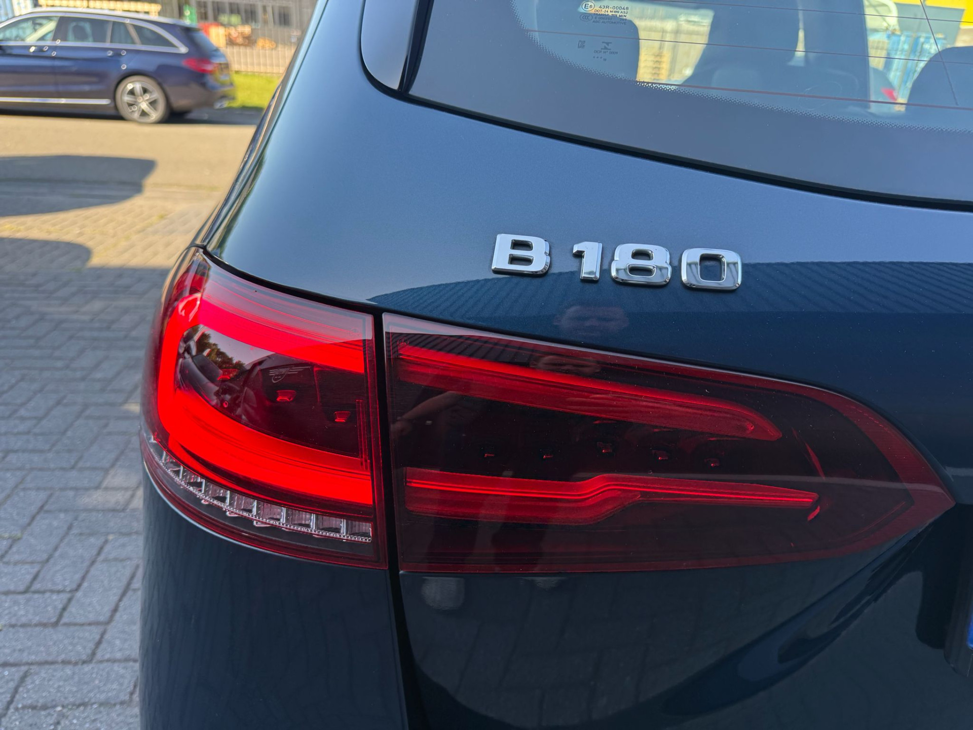 Mercedes-Benz B-klasse 180 Business Solution AMG | 3/6/12MND GARANTIE | AUTOMAAT | LED | CRUISE | CARPLAY | DAB | AIRCO | STOELVERWM. |