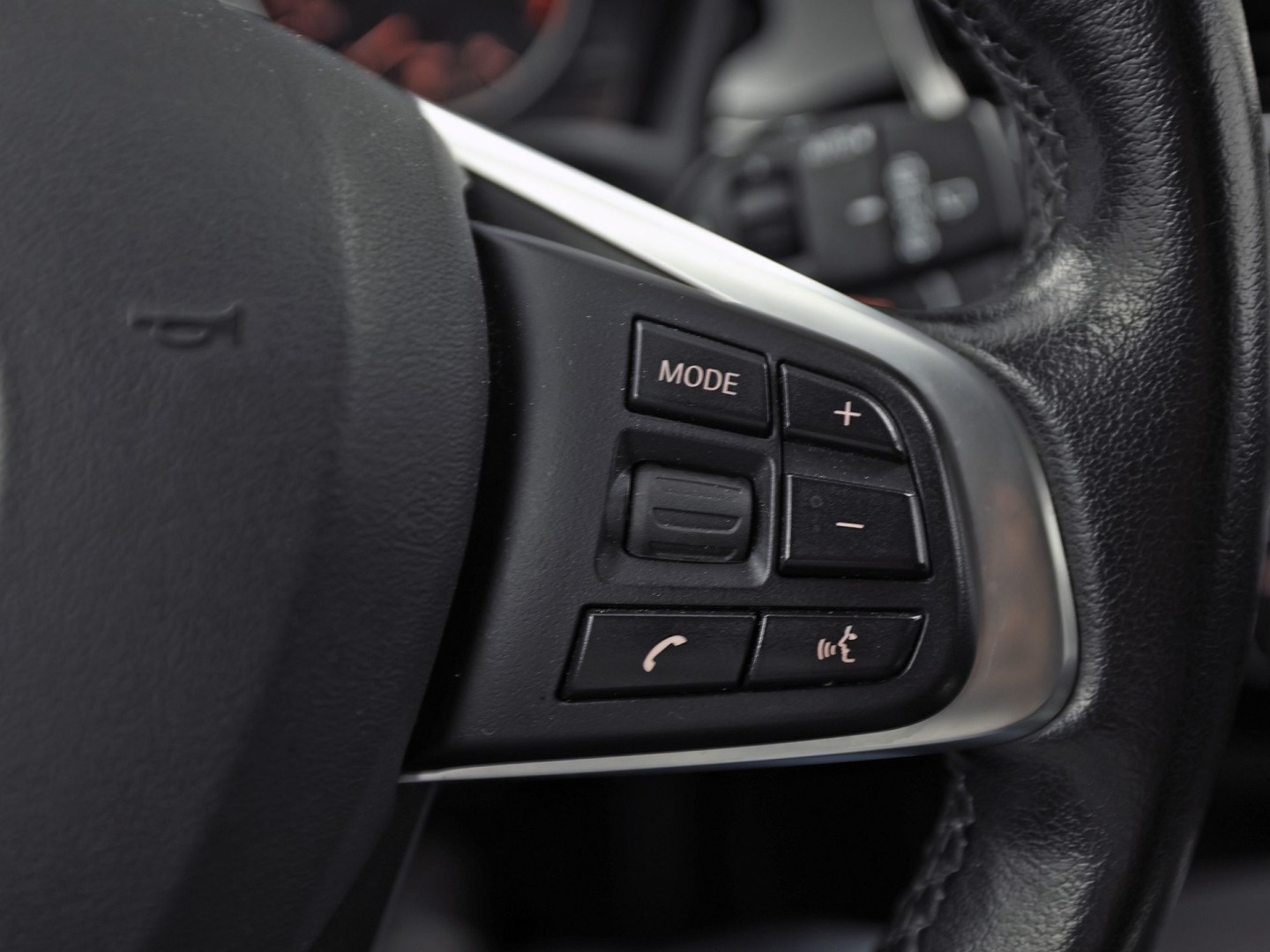 BMW X1 sDrive20i Executive 192Pk Automaat (NAVIGATIE, CLIMATE, TREKHAAK, SPORTSTOELEN, GETINT GLAS, PARKEERSENSOREN, NIEUWSTAAT)