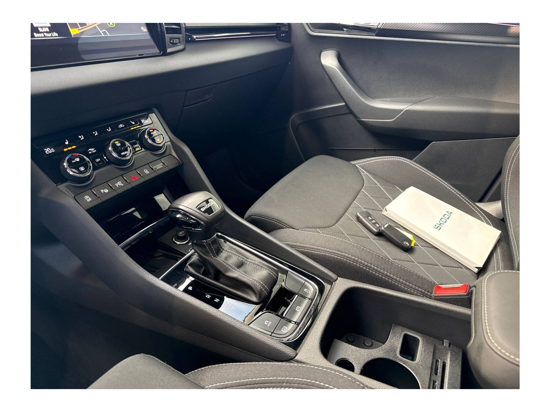 ŠKODA Karoq 1.5 TSI ACT Sportline Business | PANORAMADAK | 360 CAMERA | WINTERPACK | KEYLESS | NAVI | ELEKTR. ACHTERKLEP
