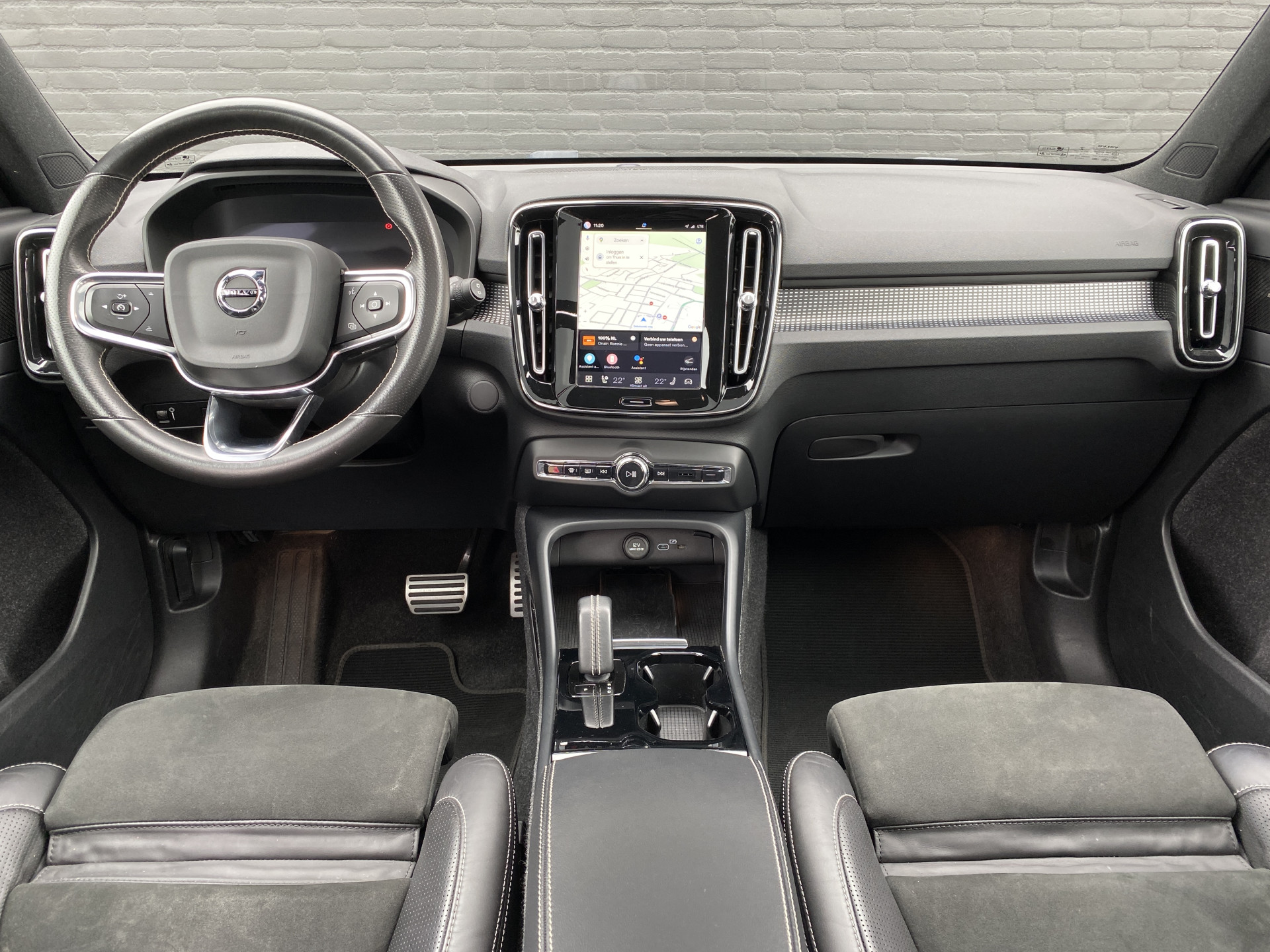Volvo XC40 Recharge P8 AWD R-Design 408 pk | 1e eigenaar | dealer onderh. | panoramadak | trekhaak | 360 camera | stoelverw.