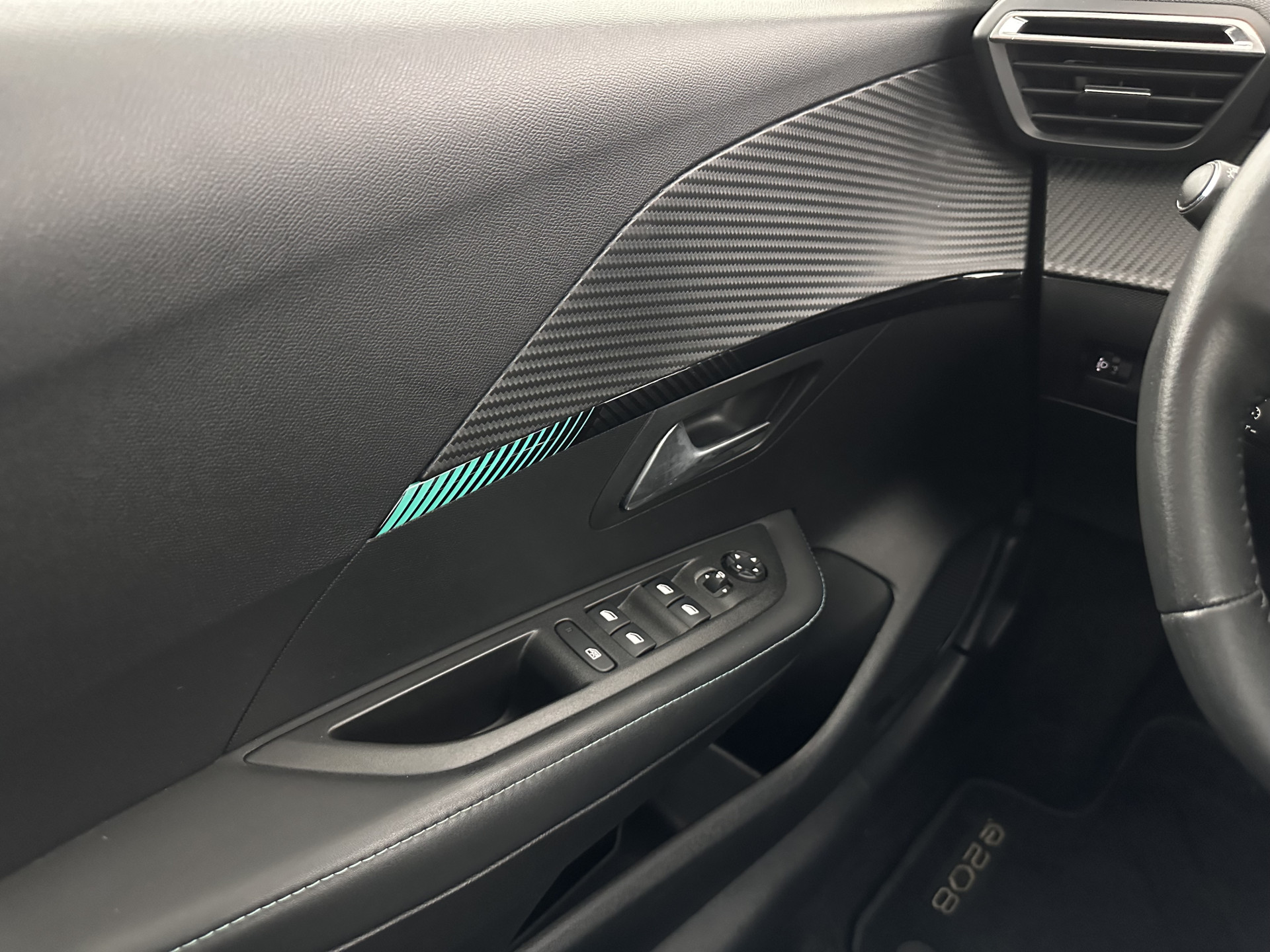 Peugeot e-208 EV Allure Pack 50 kWh (3-Fase-11kW) {SOH-89%} Aut.*HEATPUMP | LEATHER-FABRIC | FULL-LED | DIGI-COCKPIT | BLINDSPOT | CAMERA | AMBIENTLIGHT | NAVI-FULLMAP | LANE-ASSIST | KEYLESS | DAB | PRIVACYGLASS | HEATED-SPORTSEATS | CARPLAY | 16"ALU