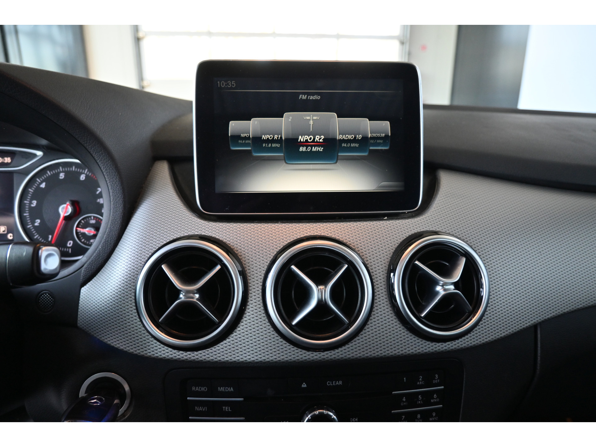 Mercedes-Benz B-klasse 180 Ambition Automaat Cruise Airco Navigatie Trekhaak Panoramdak 1e Eigenaar Inruil Mogelijk!