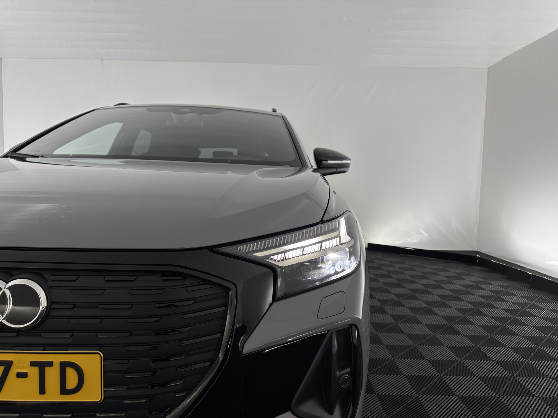 Audi Q4 e-tron 40 S-edition 77 kWh [ 3-Fase-11kW ] {SOH-89%} (INCL-BTW) *HEATPUMP | LEATHER-FABRIC | MATRIX-LED | ADAPTIVE-CRUISE | HEATED-SPORTSEATS | AMBIENTLIGHT | DIGI-COCKPIT | CAMERA | KEYLESS | DAB+ | NAVI-FULLMAP | TOWBAR | PRIVACYGLASS | 20"AL