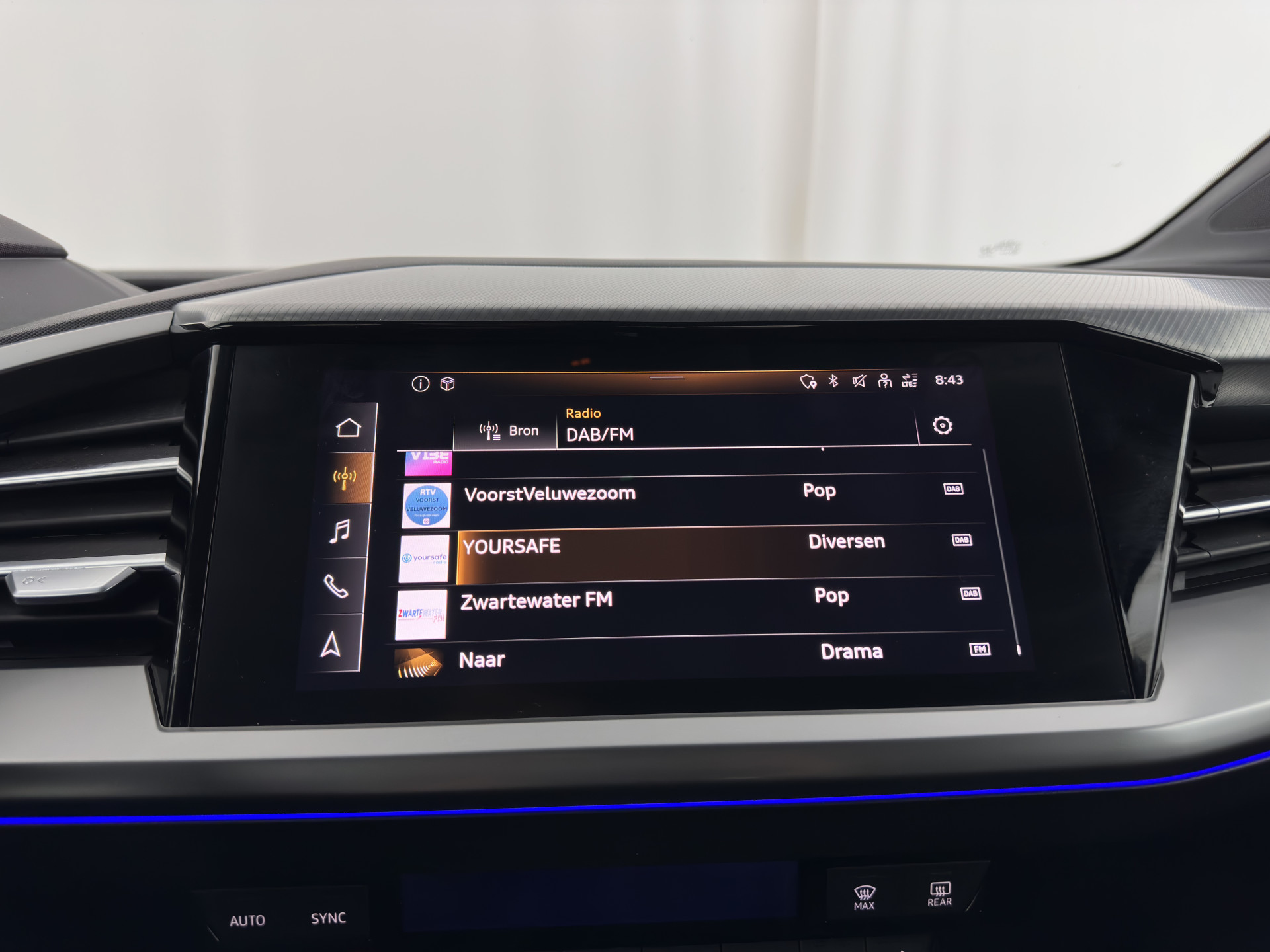 Audi Q4 e-tron 40 Launch Edition Advanced 77 kWh [ 3-Fase ] {SOH-88%} (INCL-BTW) *MATRIX-LED | NAVI-FULLMAP | KEYLESS | CAMERA | DIGI-COCKPIT | DAB | AMBIENT-LIGHT | HEATED-SPORTSEATS | TOWBAR | 19''ALU*