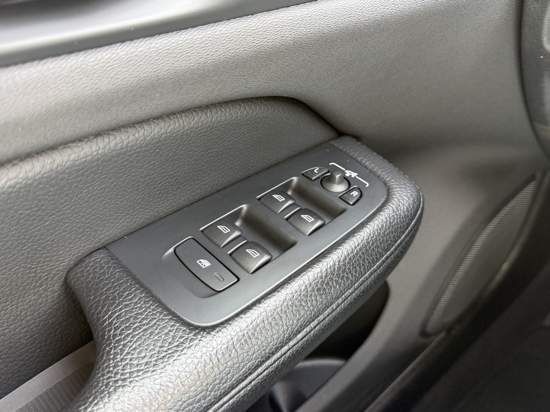 Volvo V60 2.0 B3 R-Design | Trekhaak | Panoramadak | Apple Carplay | Leder