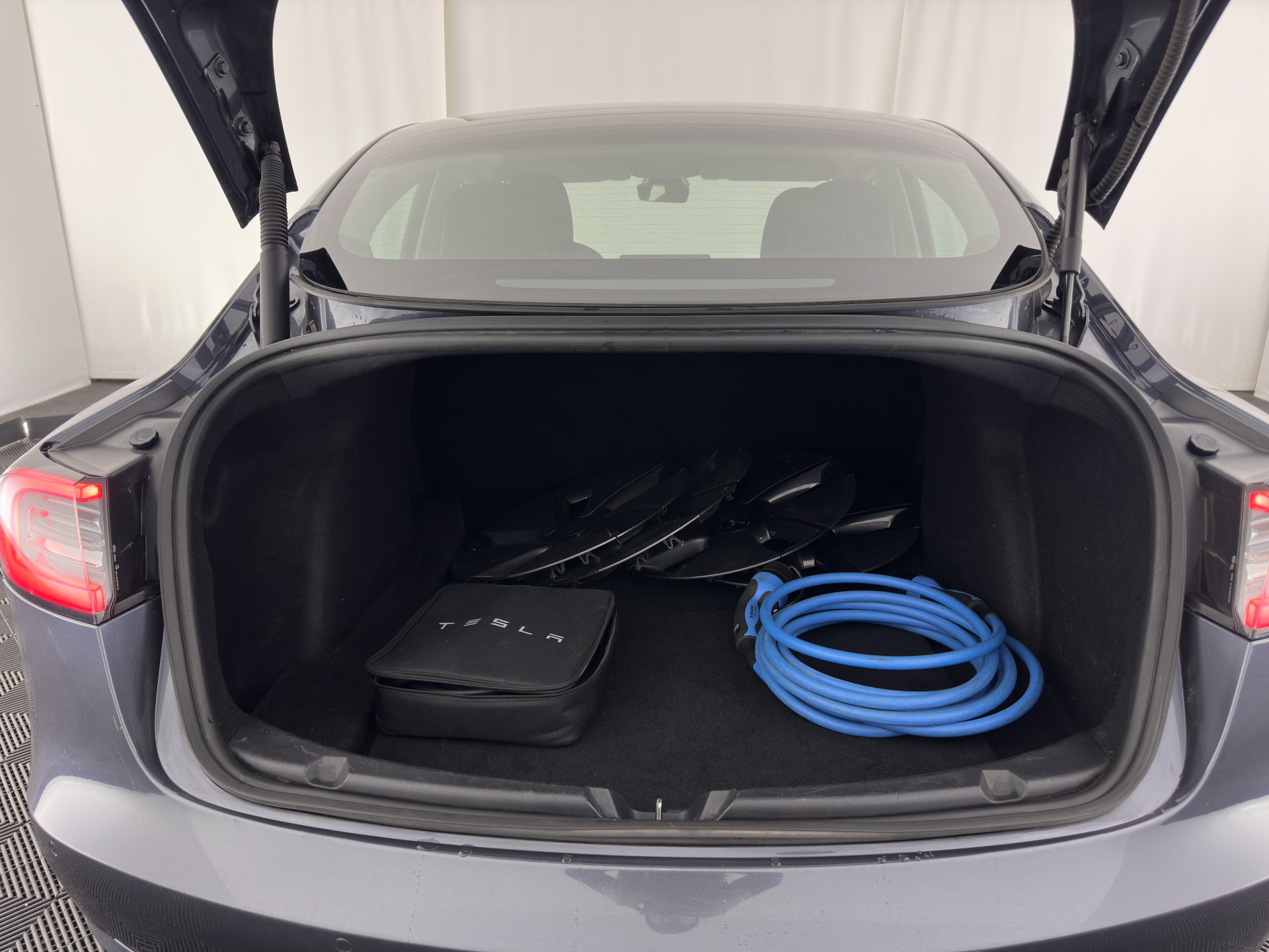 Tesla Model 3 Standard RWD Plus 60 kWh [ 3-Fase ] (INCL-BTW) Aut. *PANO | AUTO-PILOT | LEATHER | KEYLESS | FULL-LED | MEMORY-PACK | TOP-VIEW | DAB | CARPLAY | DIGI-COCKPIT | LANE-ASSIST | COMFORT-SEATS | 18"ALU*
