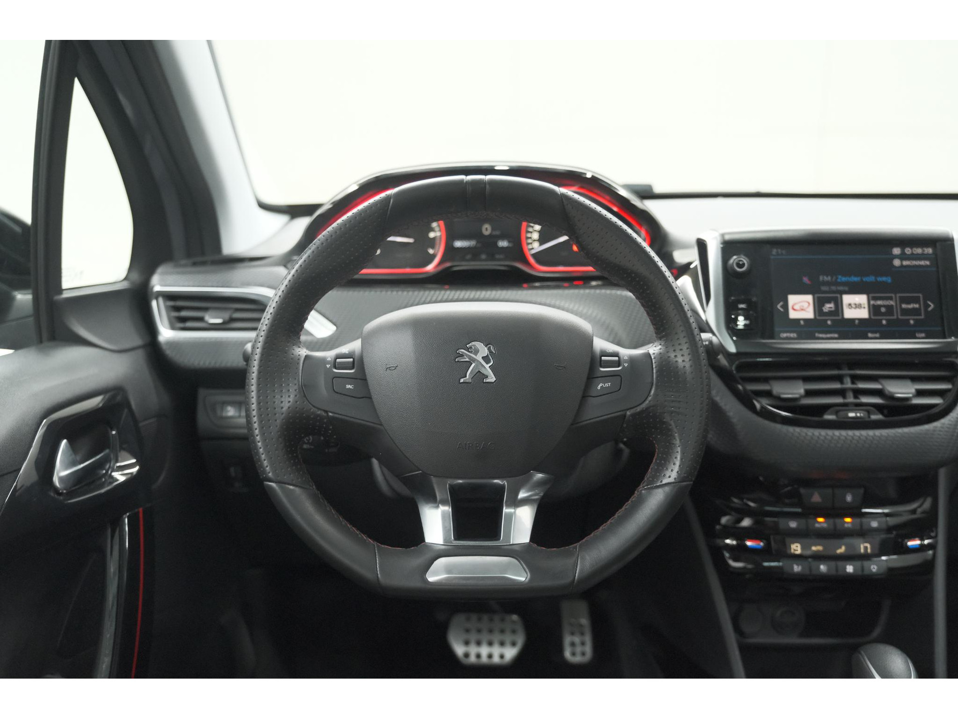 Peugeot 2008 PureTech 110 EAT6 GT-Line | Trekhaak | Panoramadak | Apple Carplay | Parkeersensoren