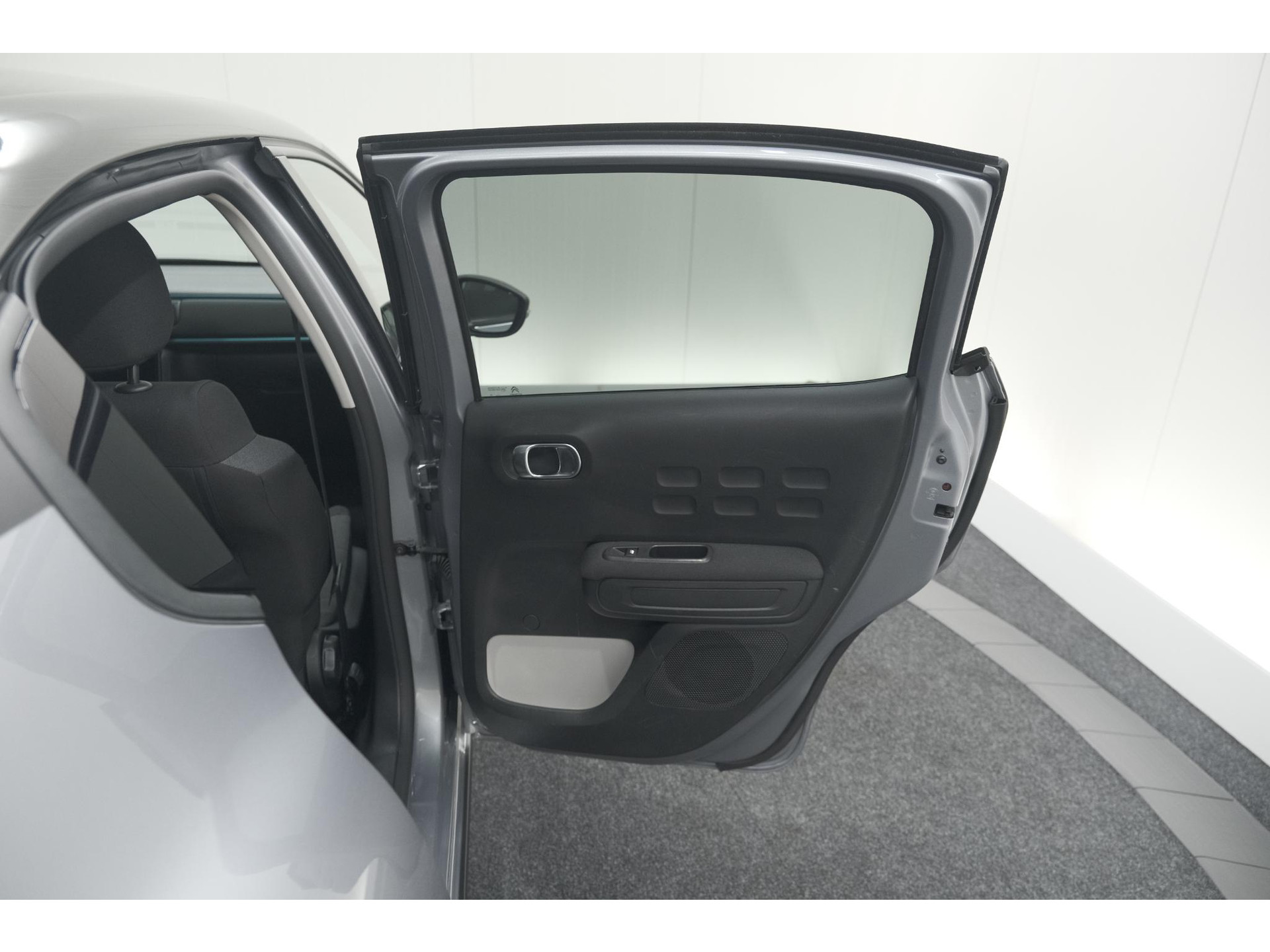 Citroen C3 PureTech 110 EAT6 Shine | Camera | Navigatie | Parkeersensoren | Apple Carplay | 17 Inch Lichtmetalen Velgen