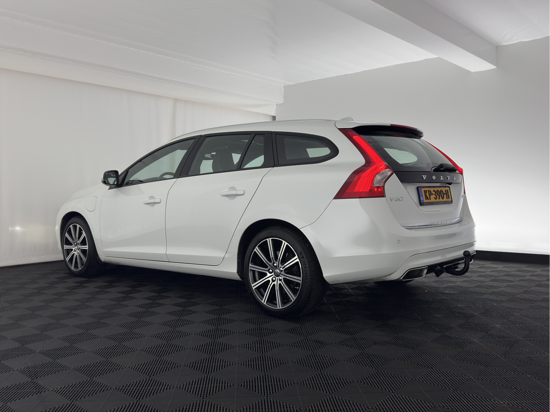 Volvo V60 2.4 D5 Twin Engine Special Edition Aut. *PANO | LEATHER | BI-XENON | BLINDSPOT | MEMORY-PACK | NAVI-FULLMAP | HEATED-SPORTSEATS | CAMERA | PERFORMANCE-AUDIO | TOWBAR | 18''ALU*