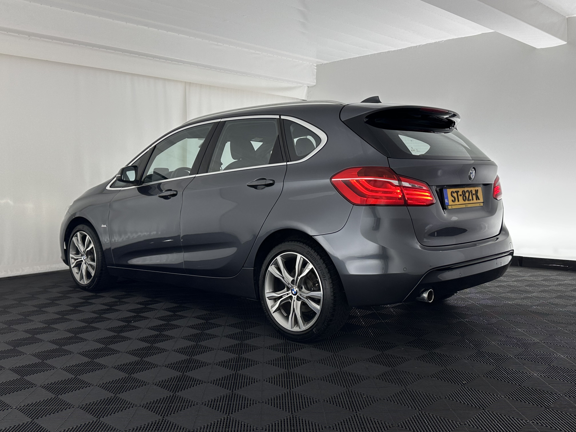 BMW 2-serie Active Tourer 216d Sportline Corporate Lease High Executive Aut. *LEATHER | FULL-LED | HEATED-SPORTSEATS | NAVI-FULLMAP | ECC | HEAD-UP | PDC | CRUISE | 18''ALU*