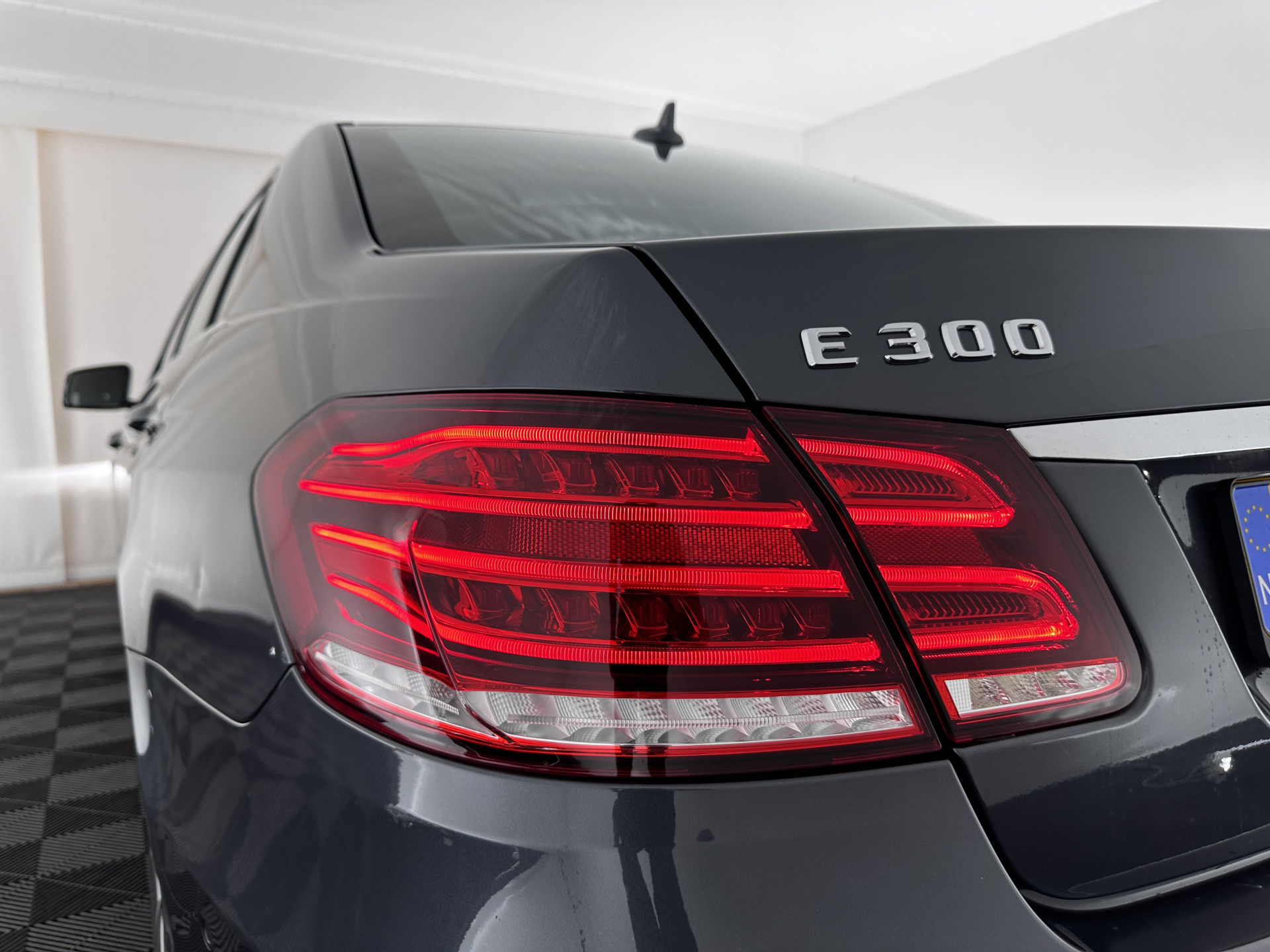 Mercedes-Benz E-klasse 300 BlueTEC HYBRID Avantgarde Aut. *NAVI-FULLMAP | LEATHER -MICROFIBRE | ECC | PDC | CRUISE | COMFORT-SEATS | 17"ALU*