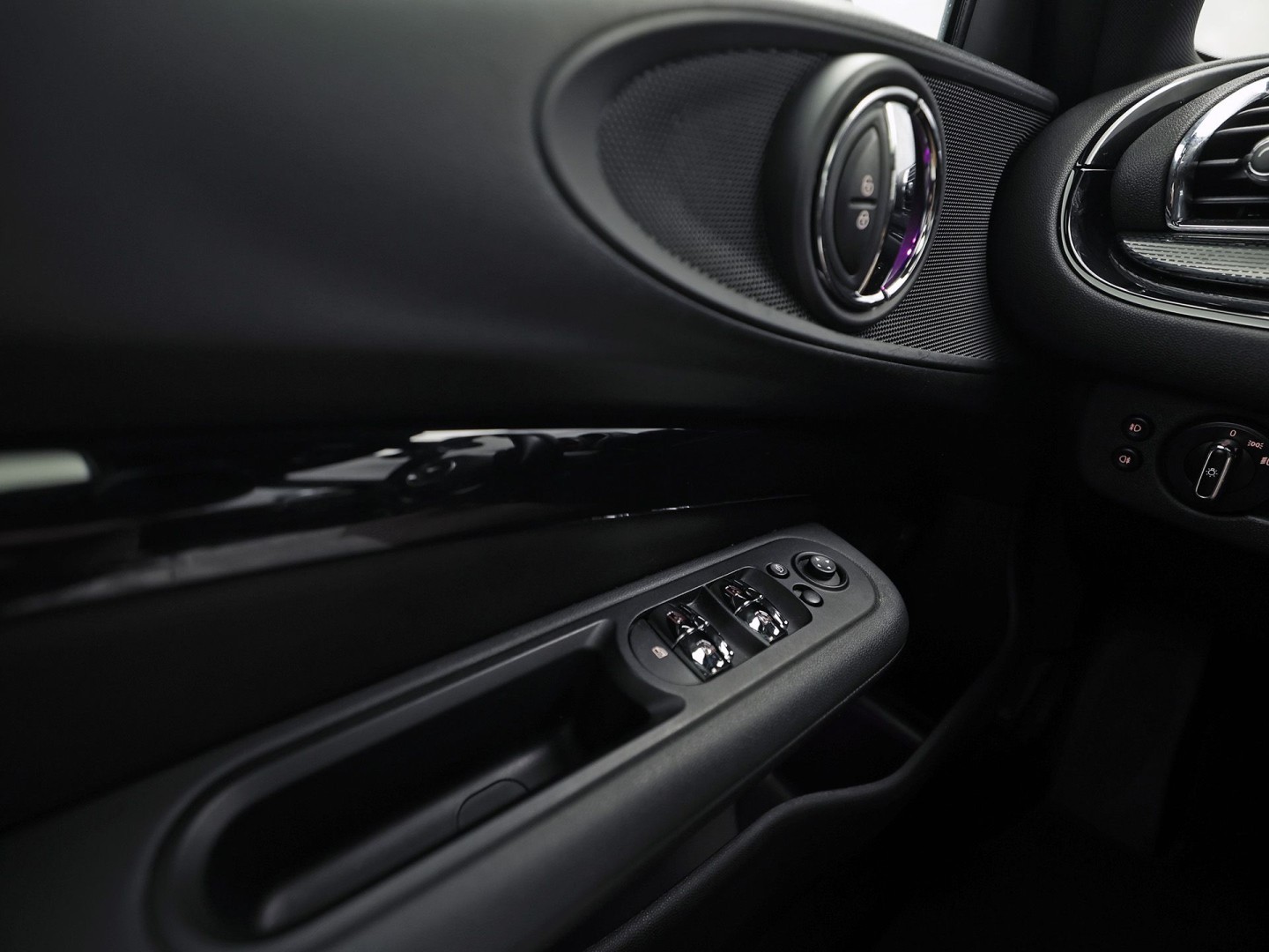 MINI Clubman 1.5 Chili Black Sport Automaat (PANORAMADAK, NAVIGATIE, LEDEREN SPORTSTOELEN, STOELVERWARMING, CRUISE, CLIMATE, ZWART HEMEL, NIEUWE APK)