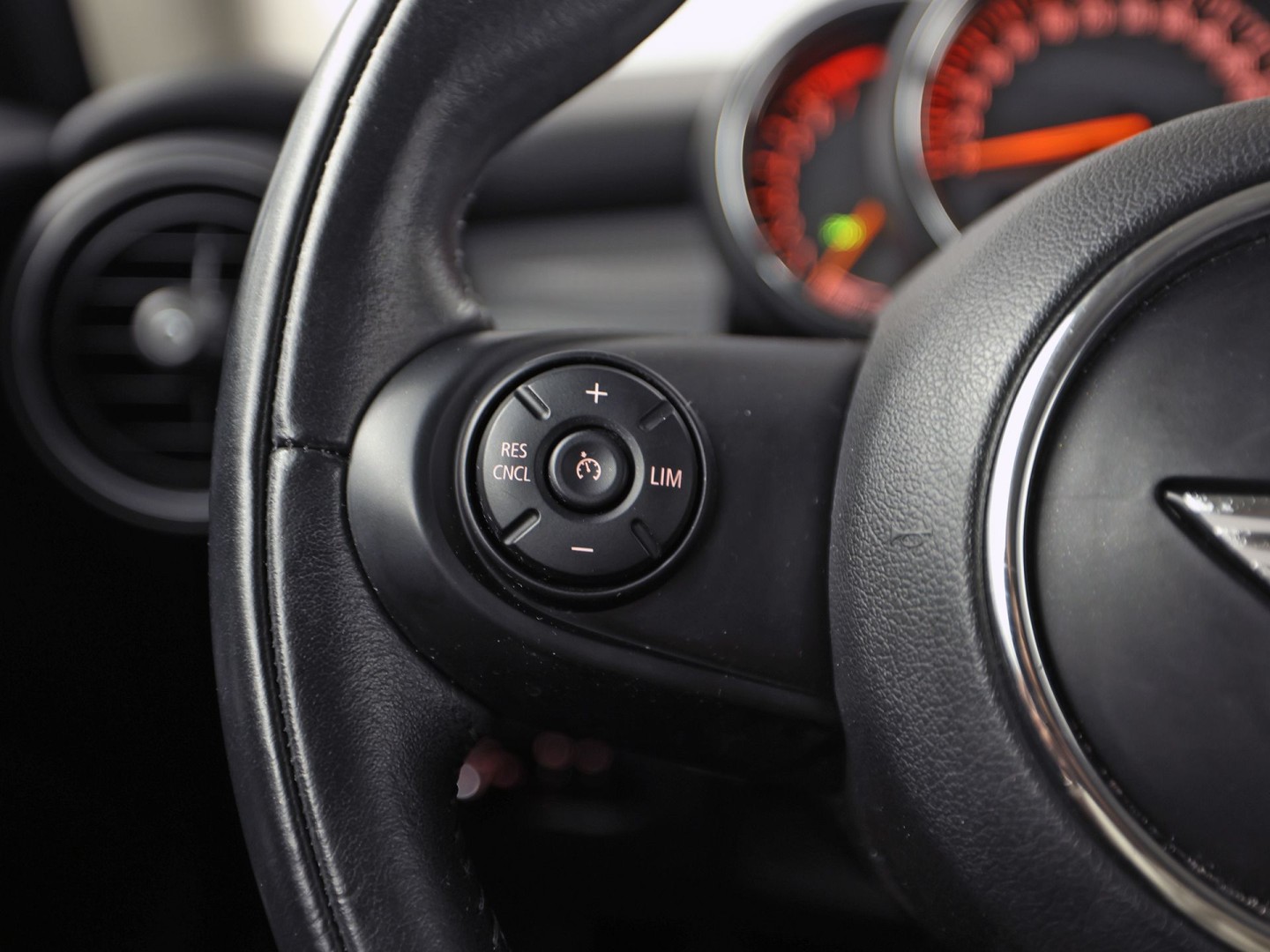 MINI 3-deurs 1.5 Cooper Sport 136Pk (NAVIGATIE, GETINT GLAS, AIRCO, BLUETOOTH, LM VELGEN, SPORTSTOELEN, CRUISE, NIEUWE APK, NIEUWSTAAT)