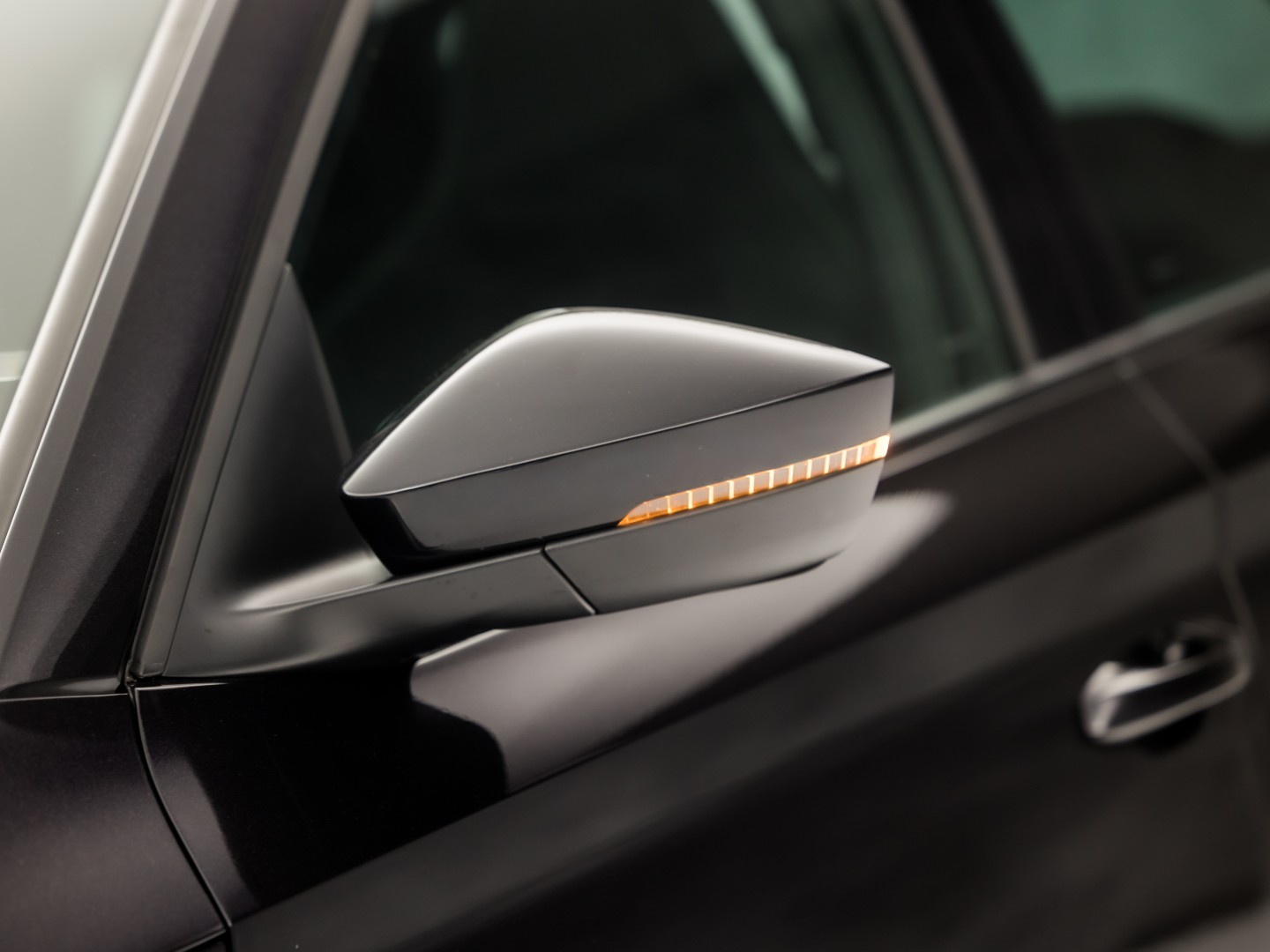 Škoda Kamiq 1.0 TSI Monte Carlo Automaat (PANORAMADAK, VIRTUAL COCKPIT, KUIPSTOELEN, APPLE CARPLAY, CAMERA, GETINT GLAS, ADAPTIVE CRUISE, KEYLESS, NIEUWSTAAT)