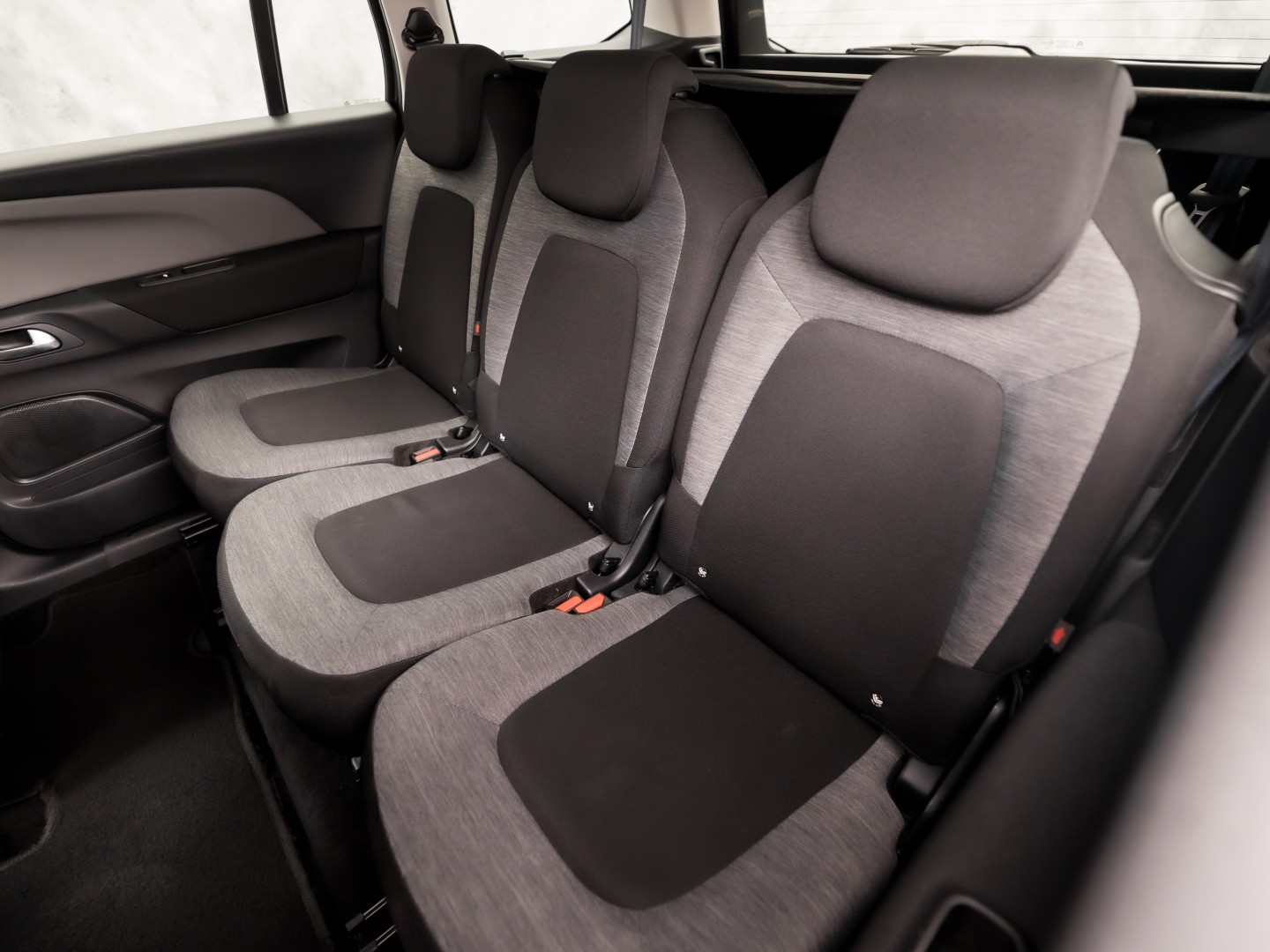 Citroën Grand C4 Spacetourer 1.2 PureTech Sport 7 Persoons Automaat 131Pk (APPLE CARPLAY, DB-RIEM VERVANGEN, GROOT NAVI, CAMERA, GETINT GLAS, TREKHAAK, NIEUWE APK, NIEUWSTAAT)