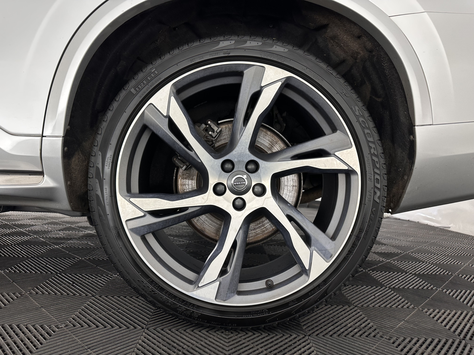 Volvo XC90 2.0 B5 AWD Inscription Intro Edition R-Design [ 7-Pers. ] Aut. *PANO | LEATHER-ALCANTARA | FULL-LED | MEMORY-PACK | BOWERS&WILKINS | BLINDSPOT | KEYLESS | DIGI-COCKPIT | NAVI-FULLMAP | PRIVACY-GLASS | HEATED-SPORTSEATS | 20''ALU | TOWBAR*