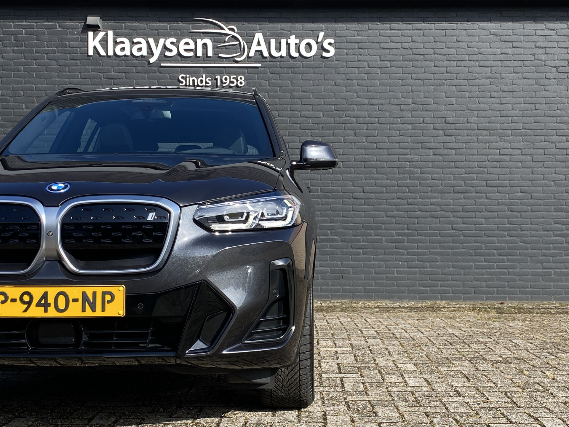 BMW iX3 M Sport High Executive 80 kWh | 1e eigenaar | dealer onderhouden | panoramadak | leder interieur | SOH accu 99.5%