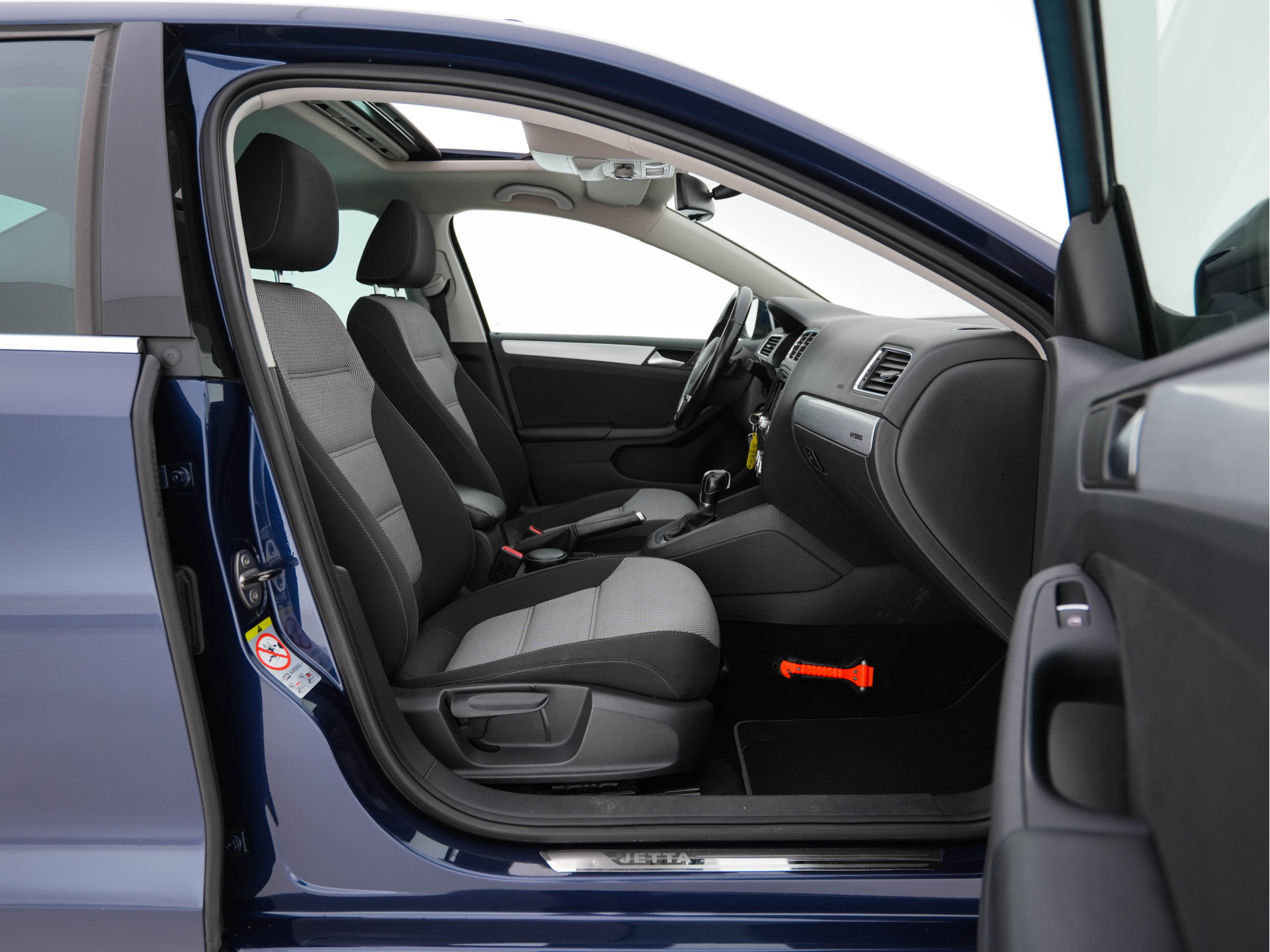 Volkswagen Jetta 1.4 TSI Hybrid Highline Executive-Pack Aut. *PANO | BI-XENON | NAVI-FULLMAP | CAMERA | HEATED-COMFORTSEATS | ECC | PDC | PRIVACY-GLASS | CRUISE | RADIO-CD | SHIFT-PADDLES | 17''ALU*