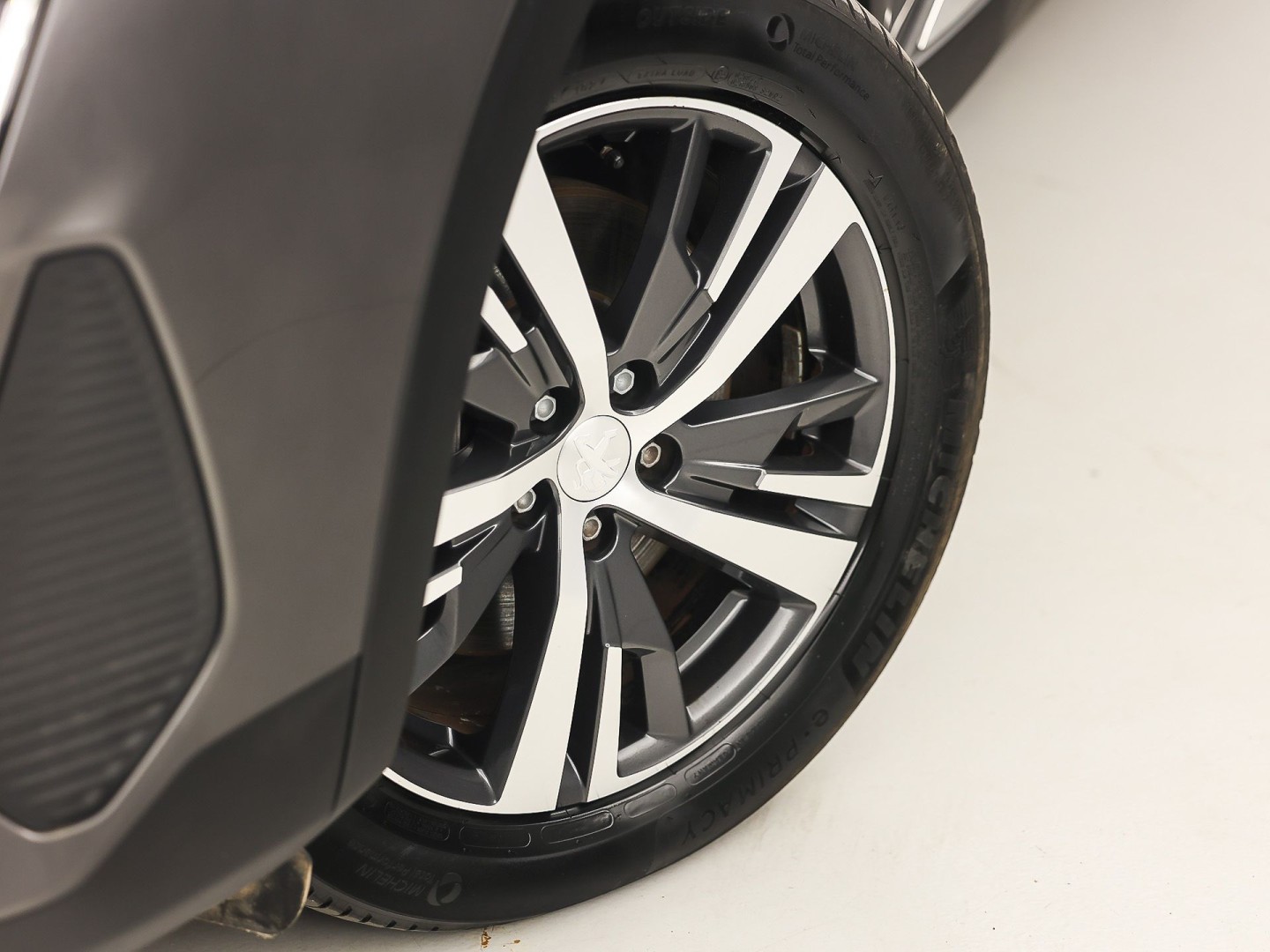 Peugeot 3008 1.6 HYbrid 225 Allure Sport 225Pk Automaat (APPLE CARPLAY, GROOT NAVI, 360 CAMERA, GETINT GLAS, SPORTSTOELEN, LEDER, ZWART HEMEL, LANE ASSIST, NIEUWSTAAT)