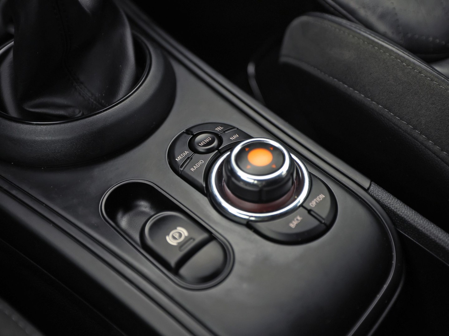 MINI Countryman 1.5 Cooper Chili (NAVIGATIE, CLIMATE, LEDER, PARKEERSENSOREN, SPORTSTOELEN, CRUISE, NIEUWE APK, NIEUWSTAAT)