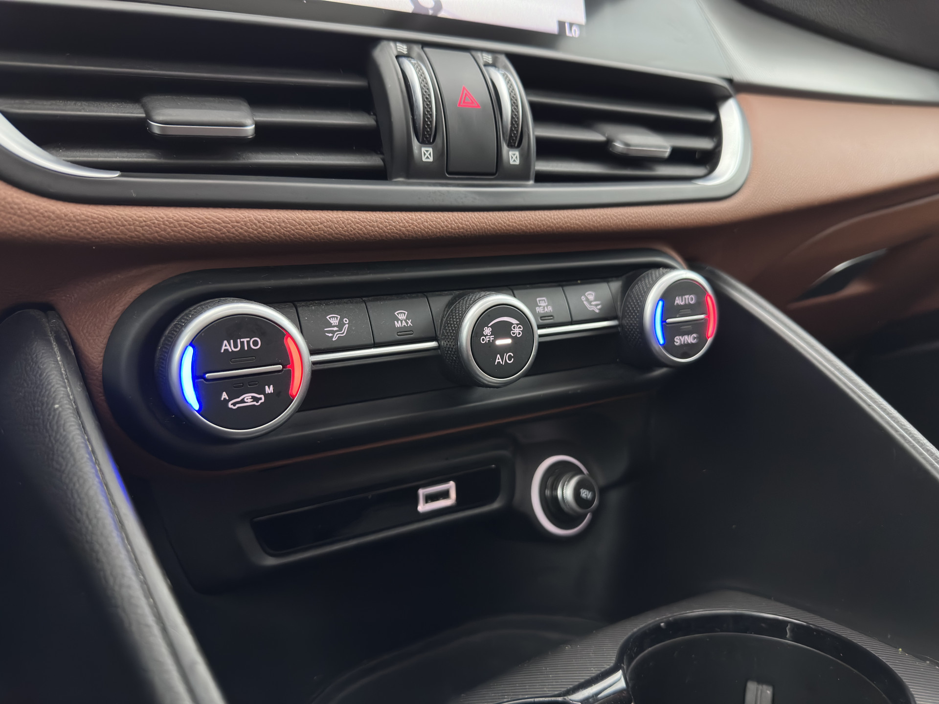 Alfa Romeo Giulia 2.0T Sprint (INCL-BTW) Aut. *PANO | LEATHER-FABRIC | XENON | ADAPTIVE-CRUISE | BLIND-SPOT | SPORTSEATS | CAMERA | NAVI-FULLMAP | DAB+ | SHIFT-PADDLES | PRIVACY-GLASS | LANE-ASSIST | BLINDSPOT | KEYLESS |