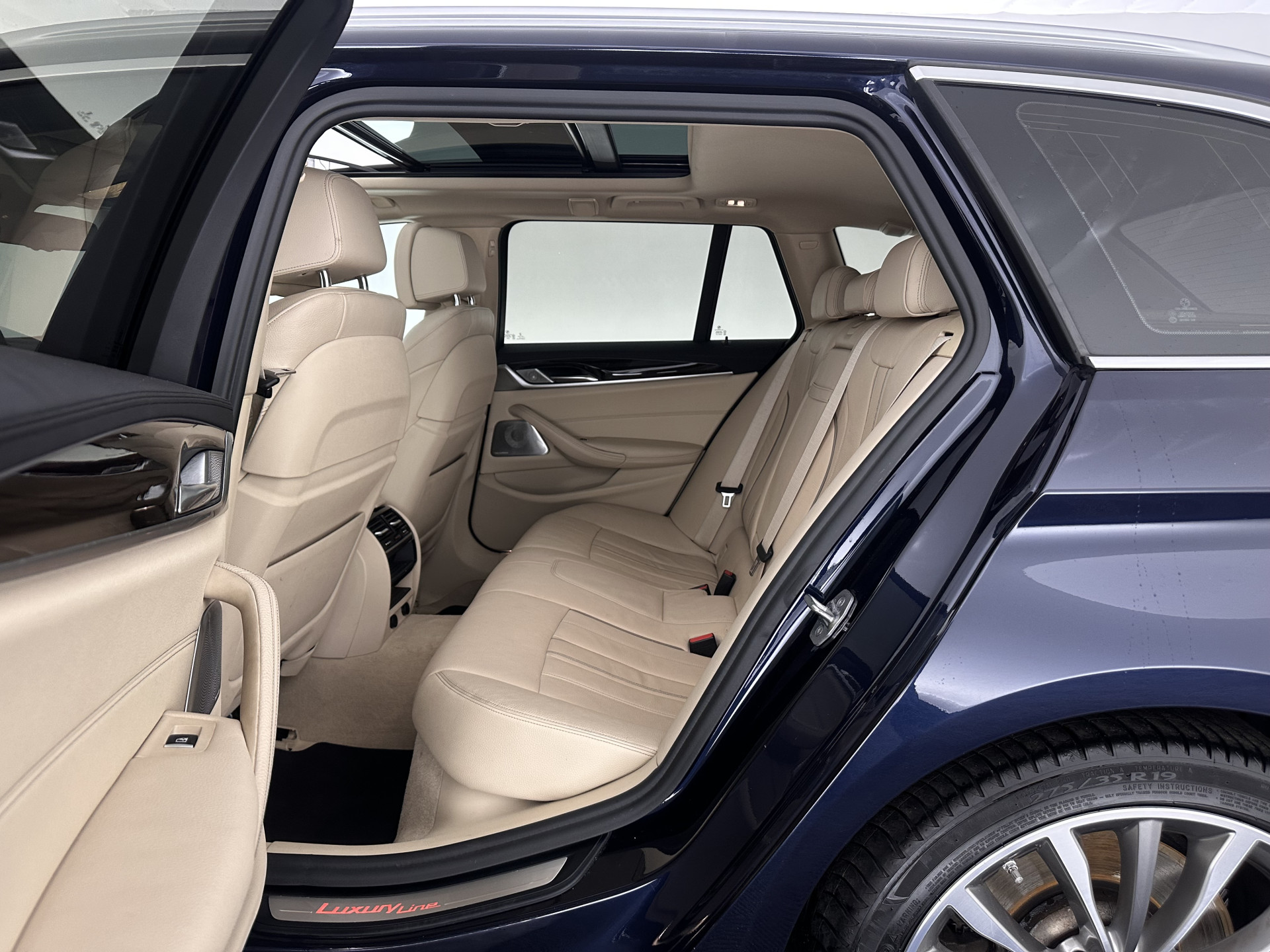 BMW 5-serie Touring 530d High Executive Luxury-Line Aut. *PANO | BOWERS-WILKINS | LEATHER | FULL-LED | ADAPTIVE-CRUISE | BLINDSPOT | MEMORY-PACK | TOPVIEW | HEAD-UP | HEATED-COMFORTSEATS | DIGI-COCKPIT | NAVI-FULLMAP | TOWBAR | 19''ALU*