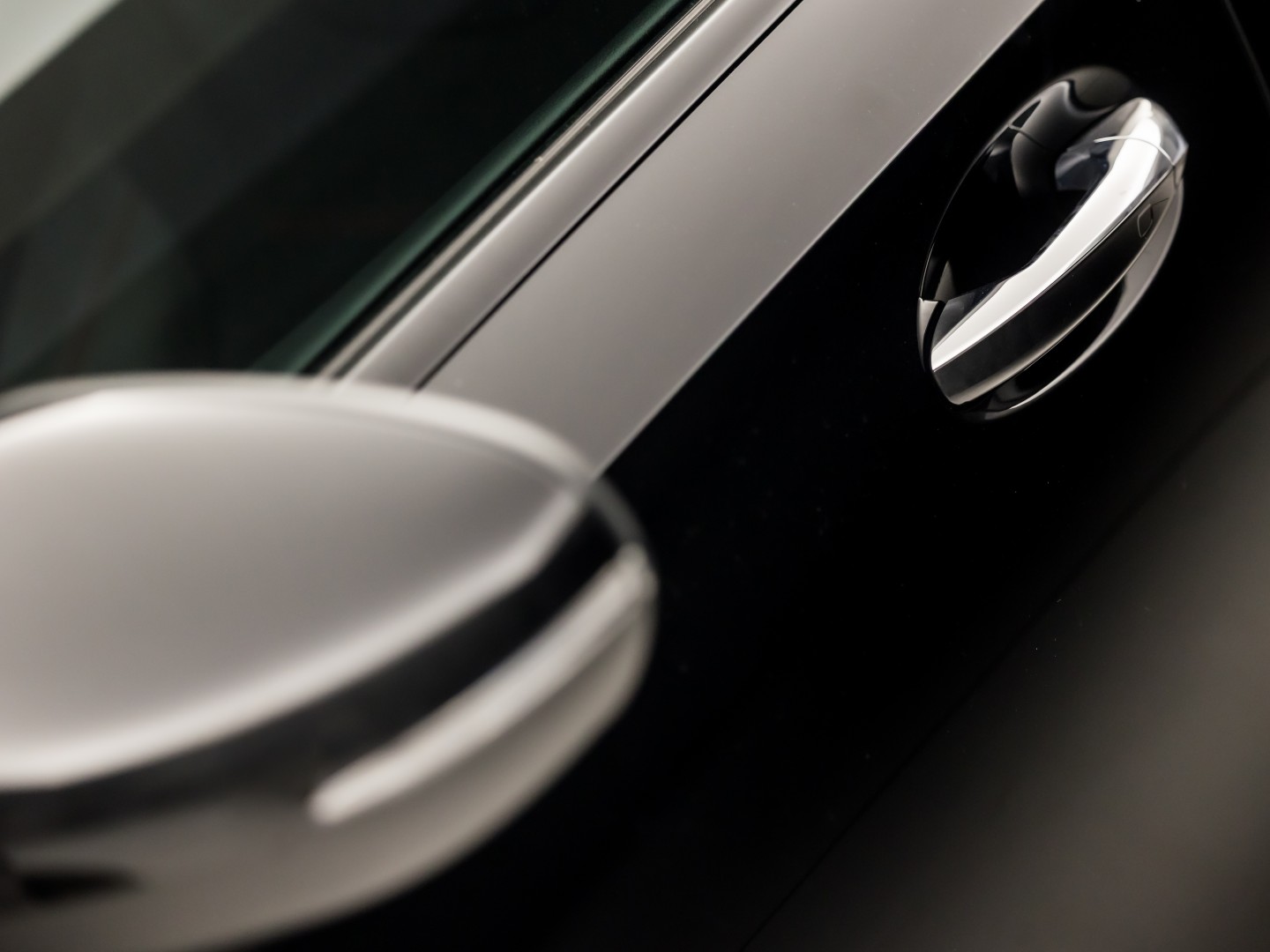 Mercedes-Benz A-Klasse 180 AMG Line Automaat (FABRIEKSGARANTIE, APPLE CARPLAY, GROOT NAVI, SFEERVERLICHTING, CAMERA, KUIPSTOELEN, STOELVERWARMING, GETINT GLAS, NIEUWSTAAT)