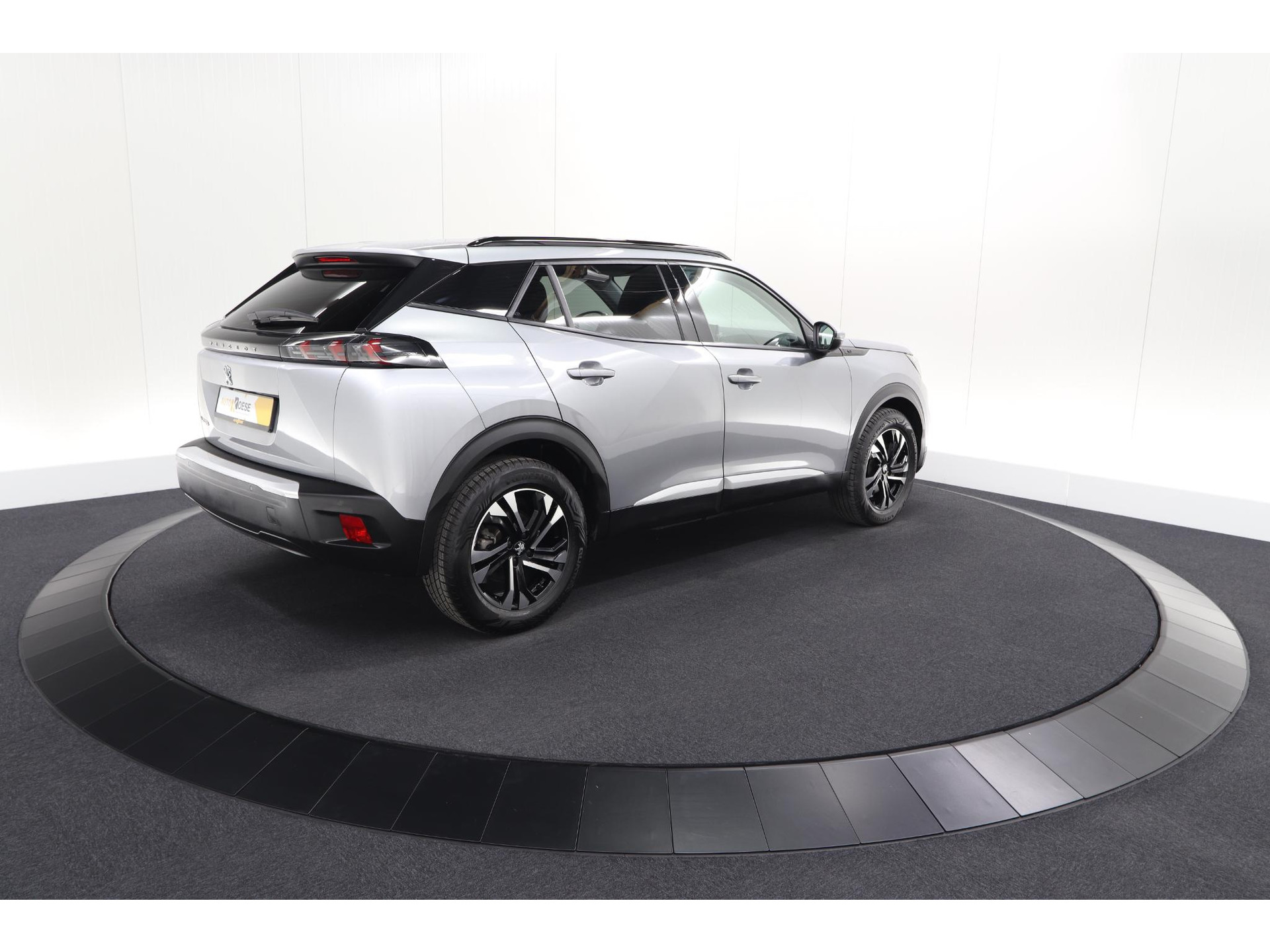 Peugeot e-2008 EV Allure 50 kWh | SOH=96.7 % | 3 Fase Laadfunctie | Camera | Navigatie | Parkeersensoren | Apple Carplay