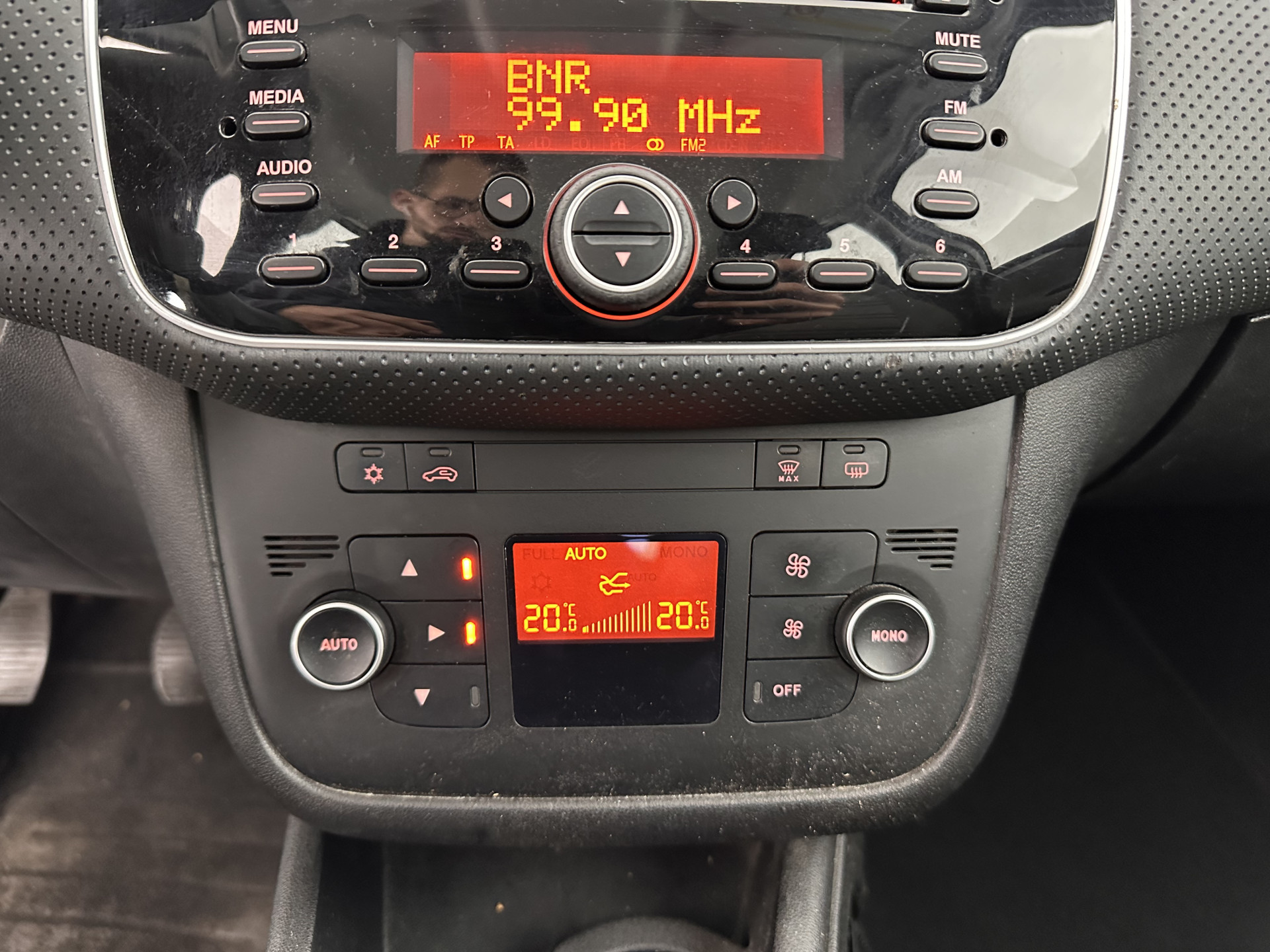 Fiat Punto Evo 1.3 M-Jet Dynamic *ECC | PDC | CRUISE | COMFORT-SEATS | TOWBAR | RADIO-CD/MP3 | 15''ALU *