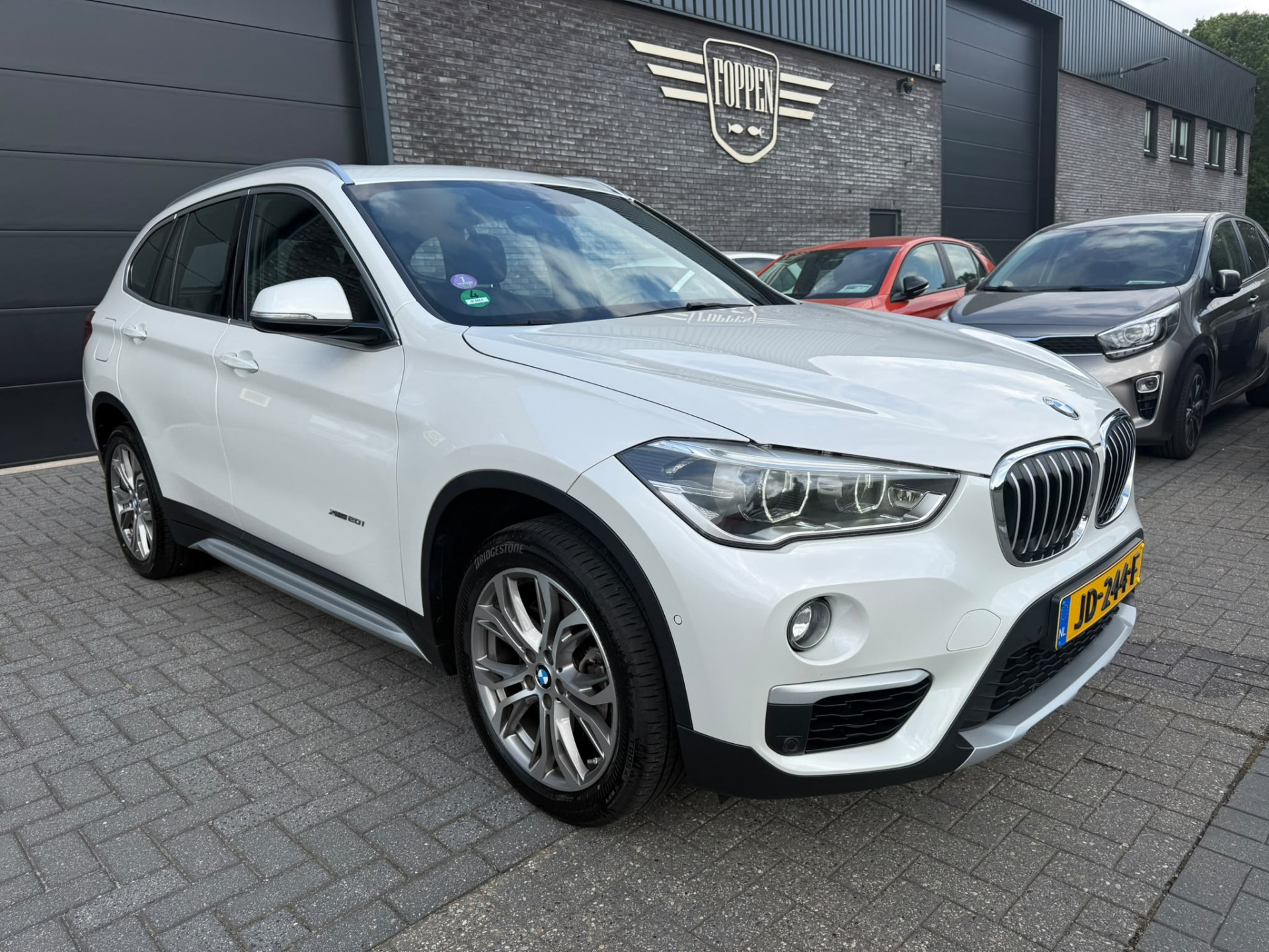 BMW X1 xDrive20i xLine | 3E EIGENAAR | 3/6/12MND GARANTIE| PANO DAK | HEAD UP | LEDER | NAVI |
