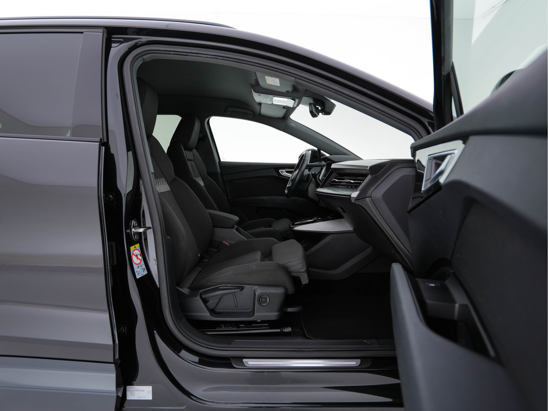 Audi Q4 e-tron 40 Launch edition Advanced Plus 77 kWh (3-Fase-11 kW) {SOH-93%} (INCL-BTW) *HEATPUMP | ADAPT-CRUISE | MATRIX-LED | NAVI-FULLMAP | KEYLESS | CAMERA | DIGI-COCKPIT | DAB | AMBIENT-LIGHT | HEATED-SPORTSEATS | SHIFT-PADDLES | PRIVACY-GLASS | 19